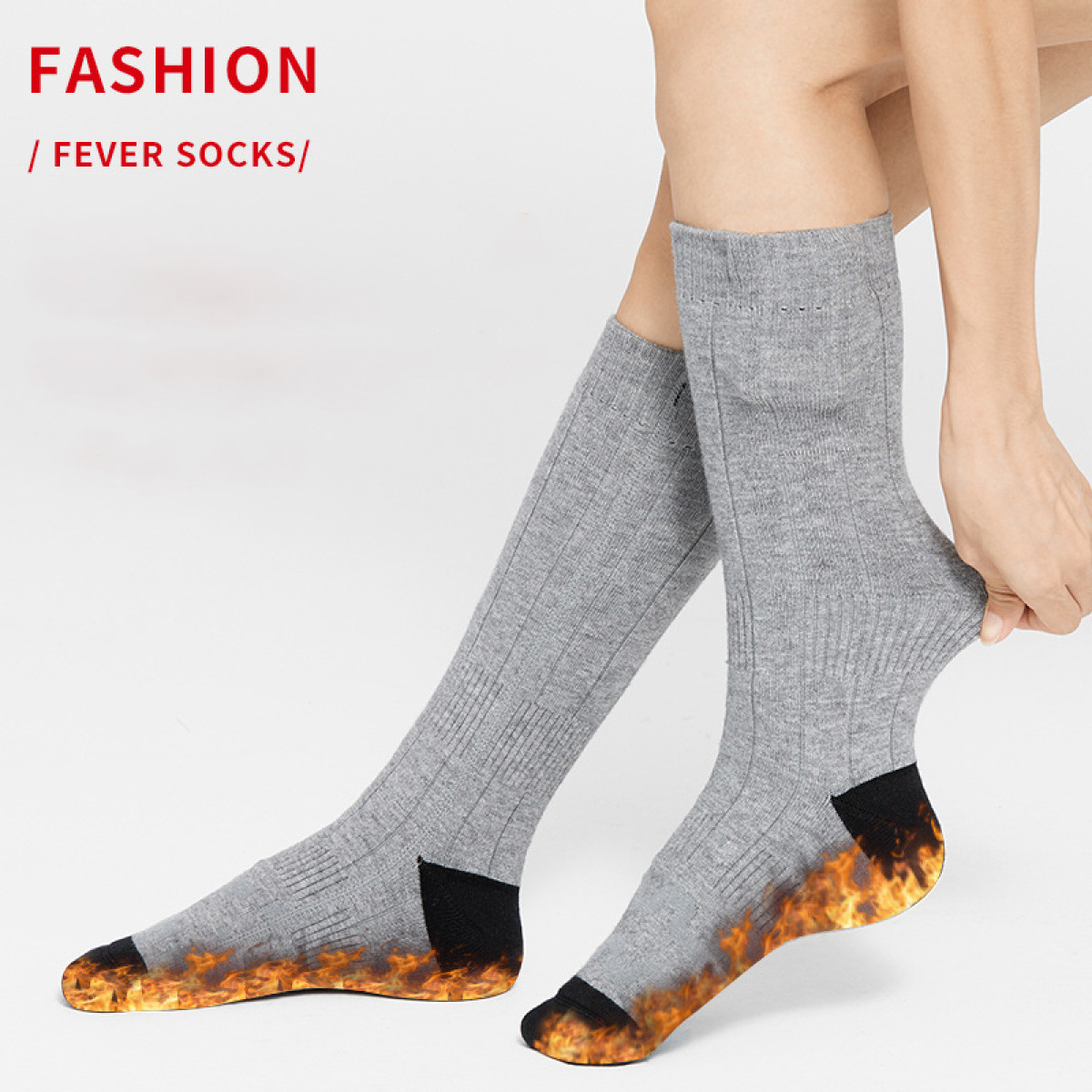 Ein Paar graue Socken mit schwarzen Fersen und Zehen, mit Flammen.