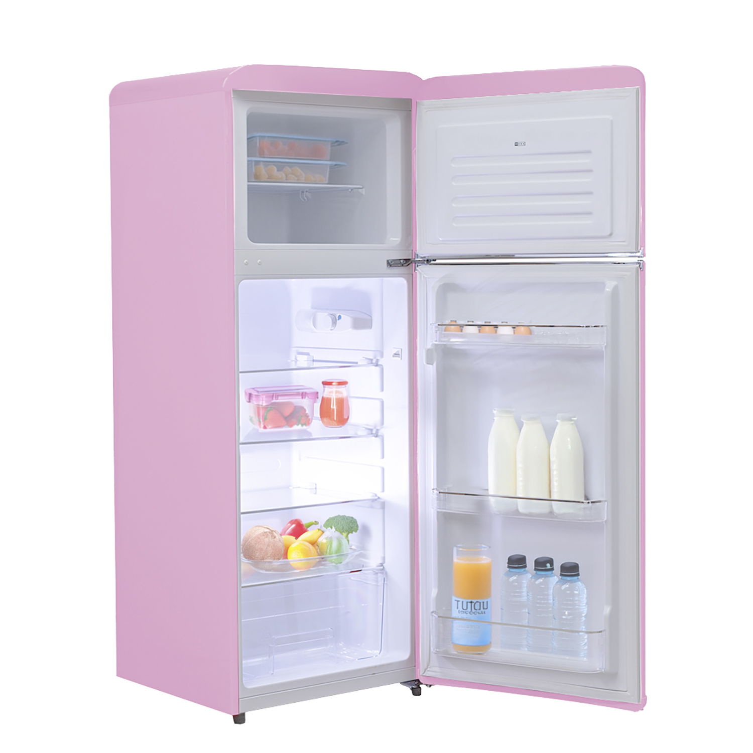 Frigorifero rosa con porte aperte, mostra ripiani di cibo e bevande.
