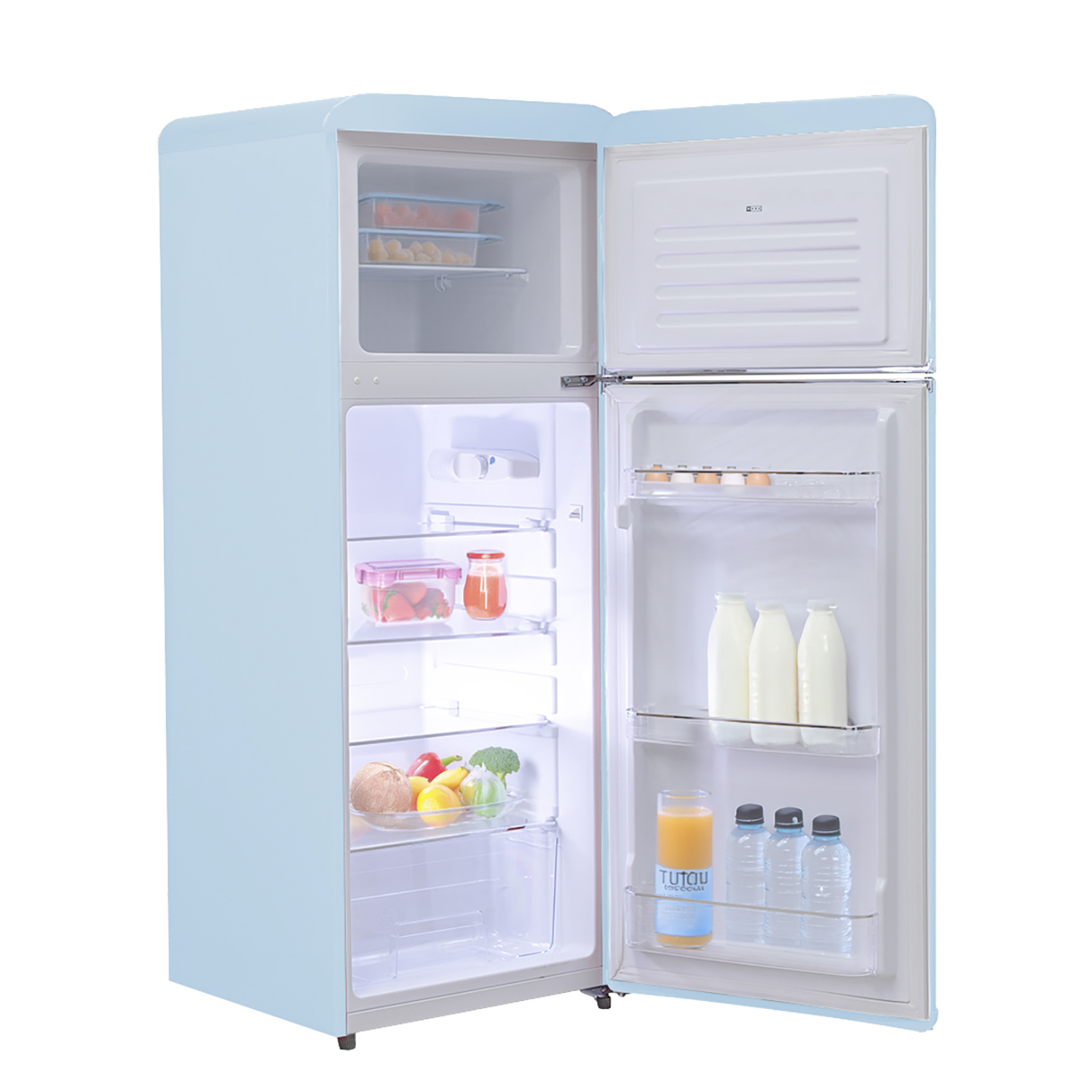 Frigorifero blu con porte aperte. Interno con ripiani, cassetti, frutta e bottiglie.