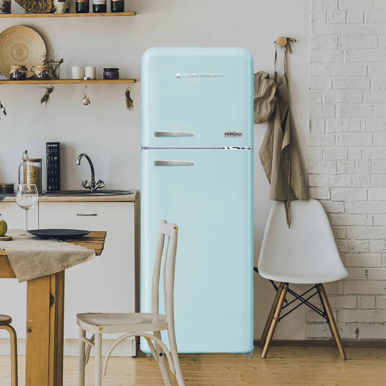 Un frigorifero blu in un ambiente cucina, con un muro di mattoni bianchi.