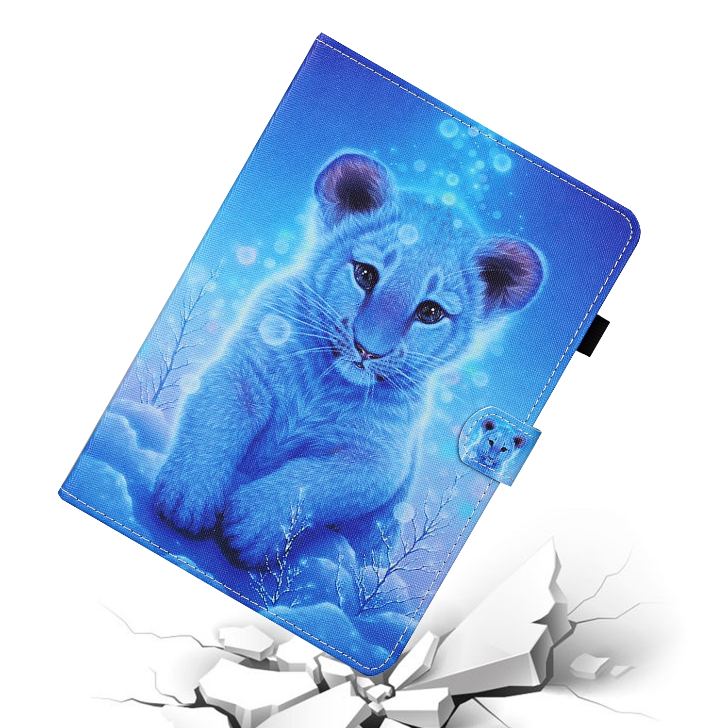 Blaue Tablet-Hülle mit Löwenjung-Bild, auf einer rissigen Oberfläche.