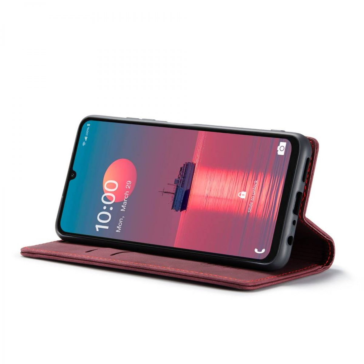 Ein Telefon auf einer roten Lederhülle, das einen Bildschirm mit einem Schiff auf dem Wasser zeigt. Der Bildschirm zeigt 10:00 Uhr.