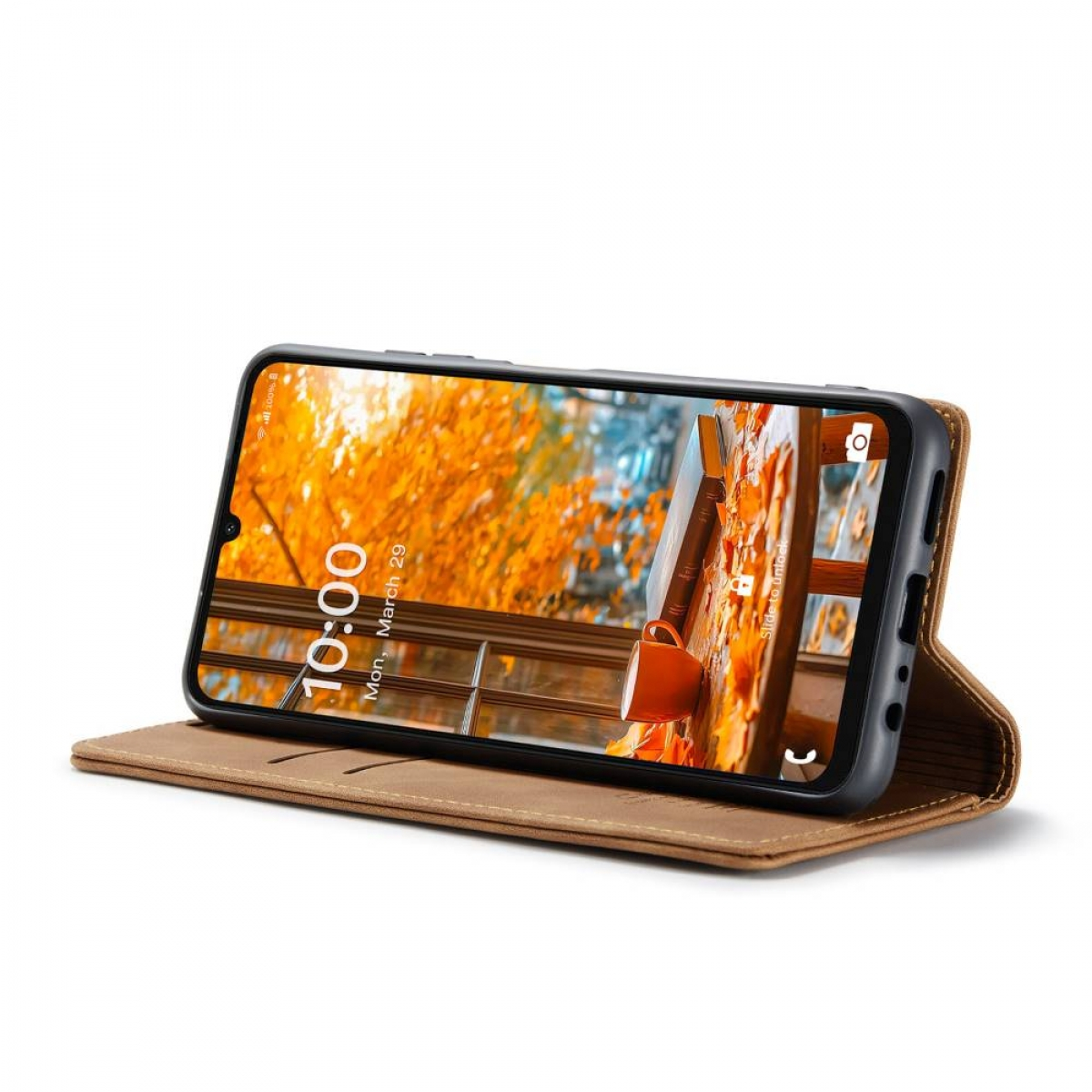 Ein Telefon in einem braunen Etui ist geöffnet und zeigt einen Bildschirm mit einer Herbstszene und der Uhrzeit 10:00 Uhr. Ein Fenster ist sichtbar.