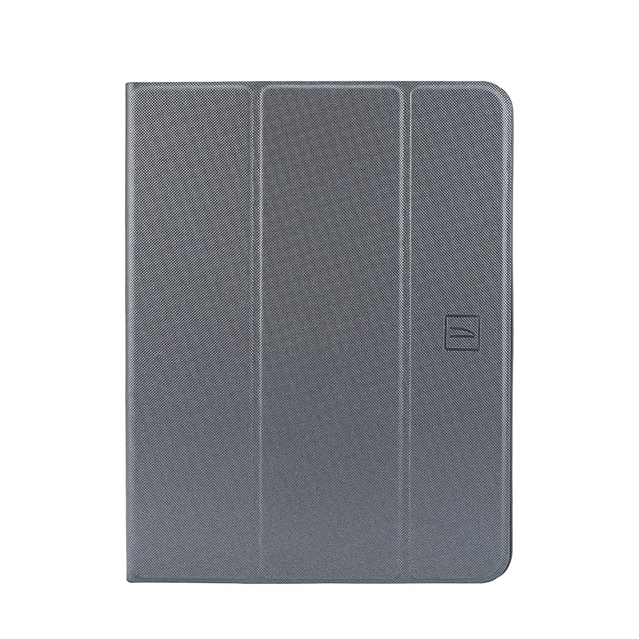 Una funda gris para tablet, rectangular, con superficie texturizada y un pequeño logotipo en la esquina inferior derecha.