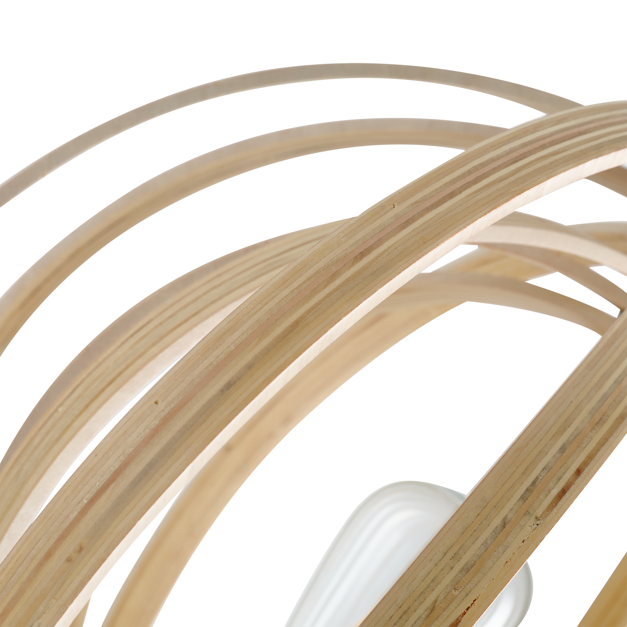 Primo piano di strisce di legno curve che formano una sfera aperta. Lo sfondo è bianco.