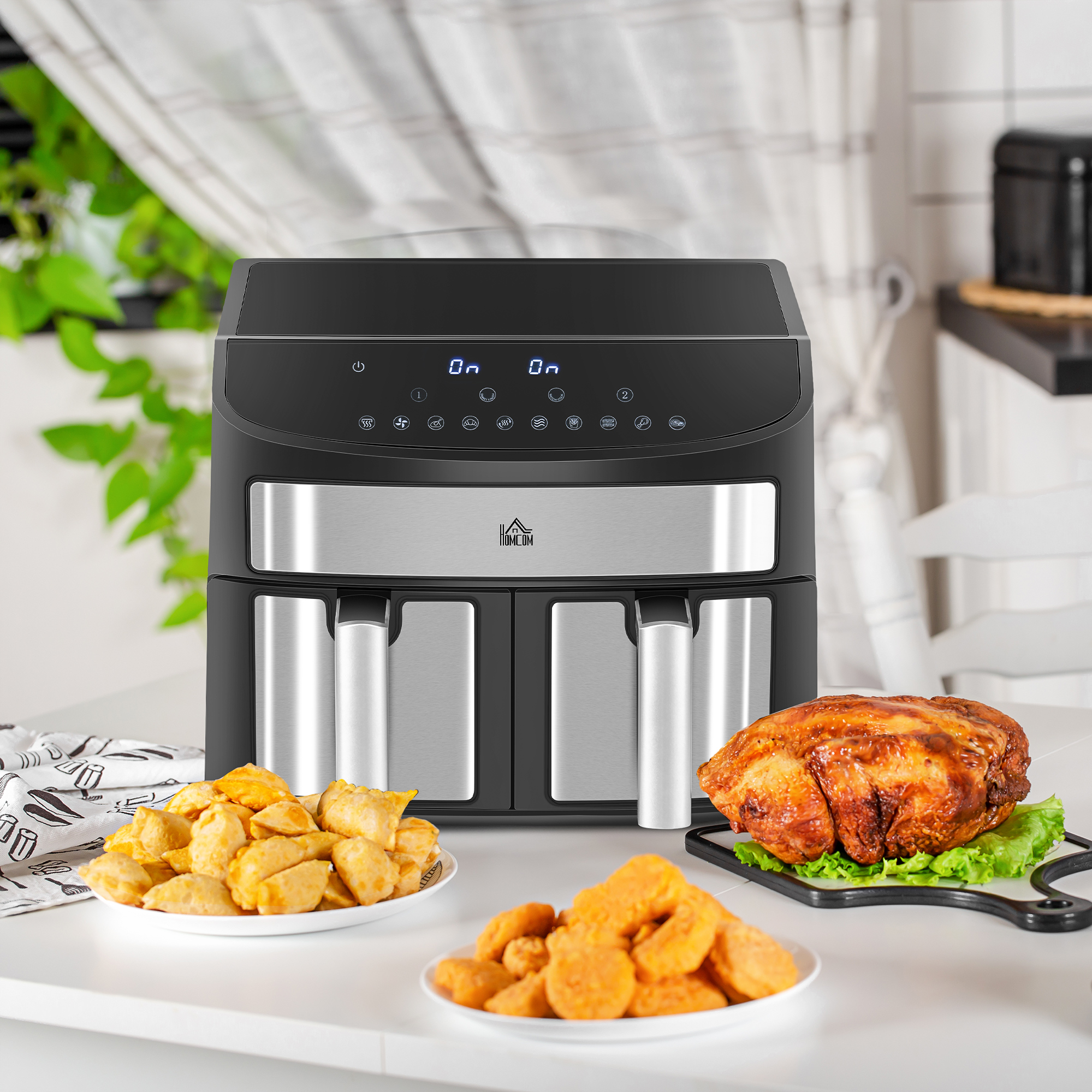 Friggitrice ad aria nera con cibo su piatti: pollo fritto, nuggets e patatine fritte. Sfondo bianco.