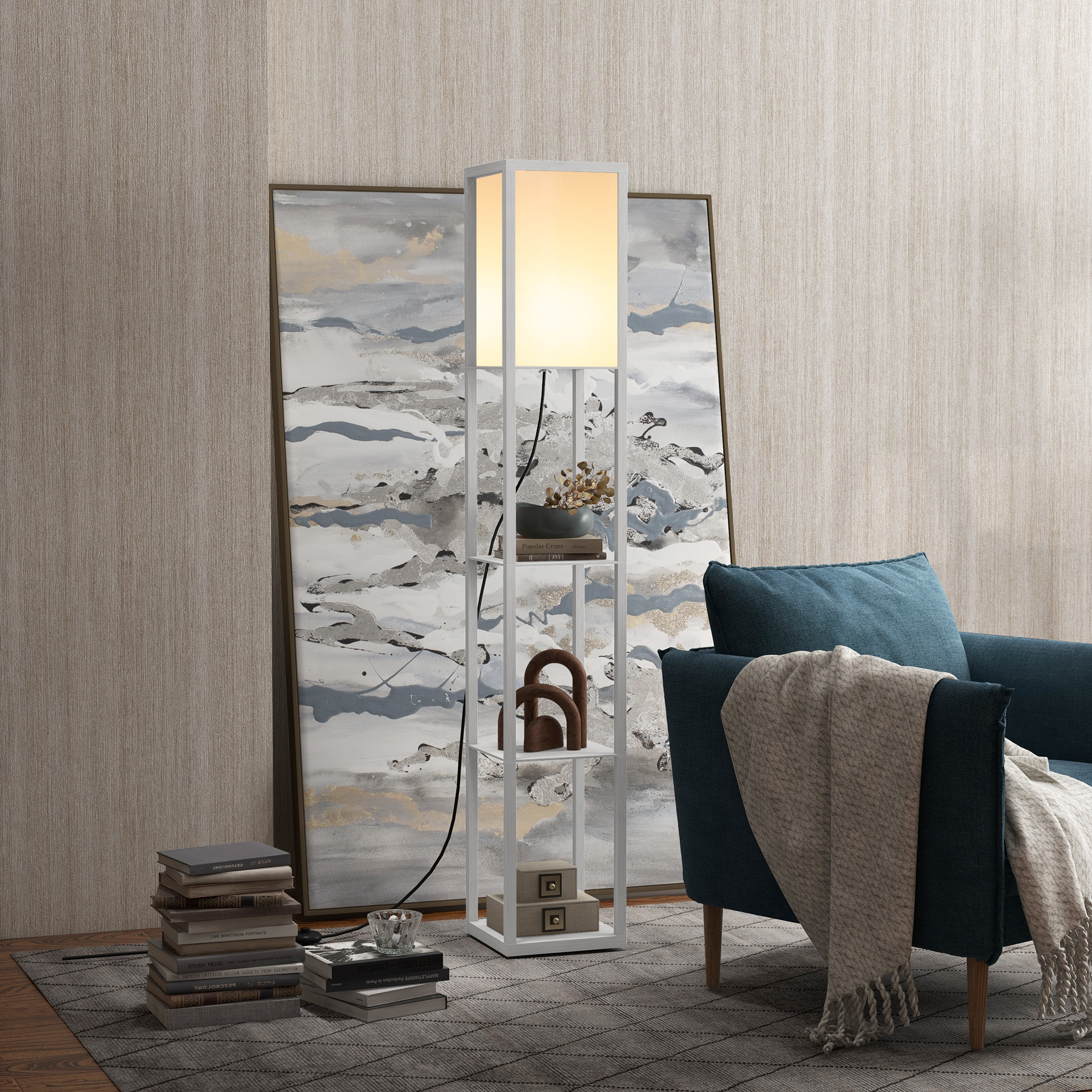 Lampada da terra bianca con mensole, libri e oggetti decorativi. Poltrona blu a destra.