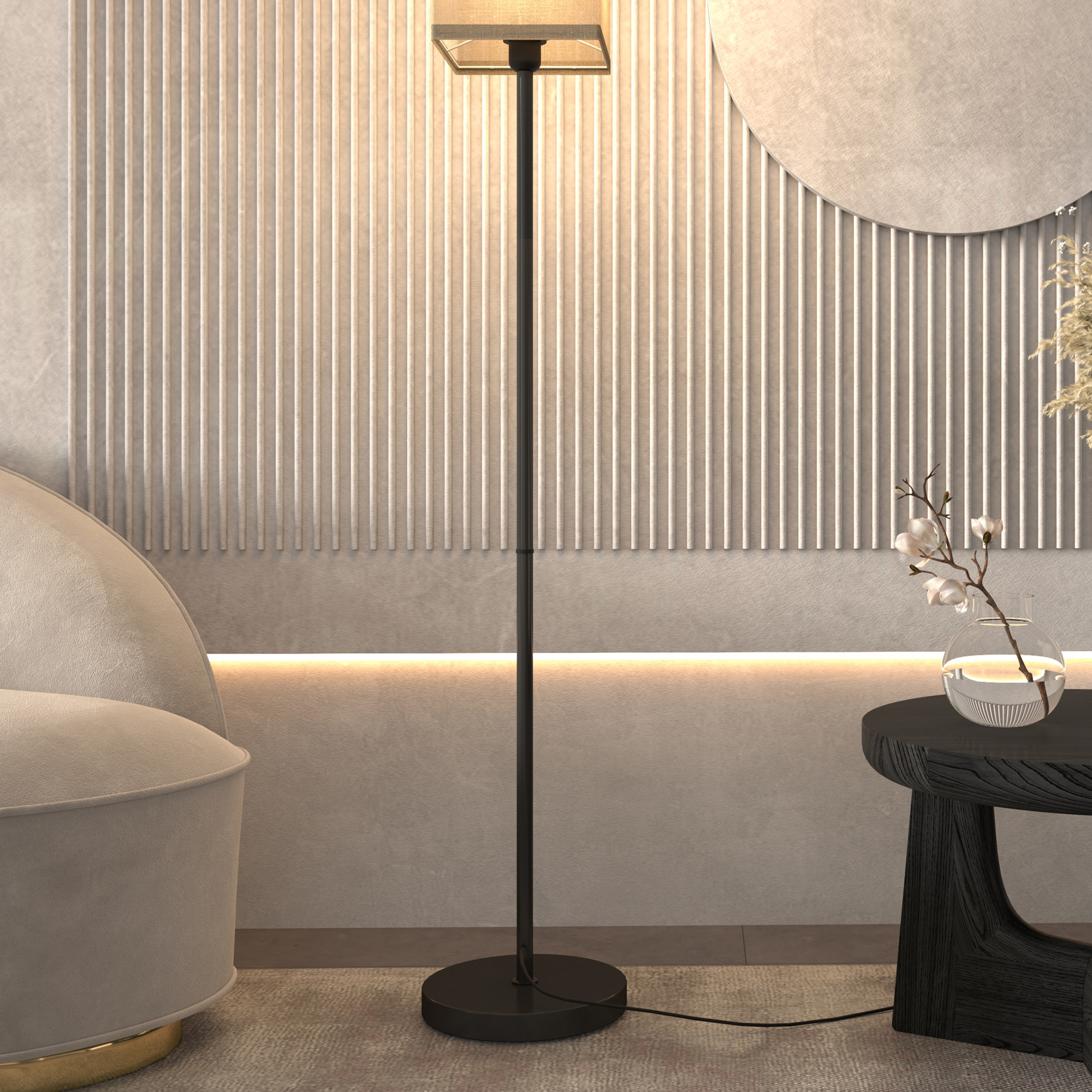 Eine Stehlampe mit rechteckigem Schirm und eine Vase mit Blumen, in der Nähe eines Stuhls.