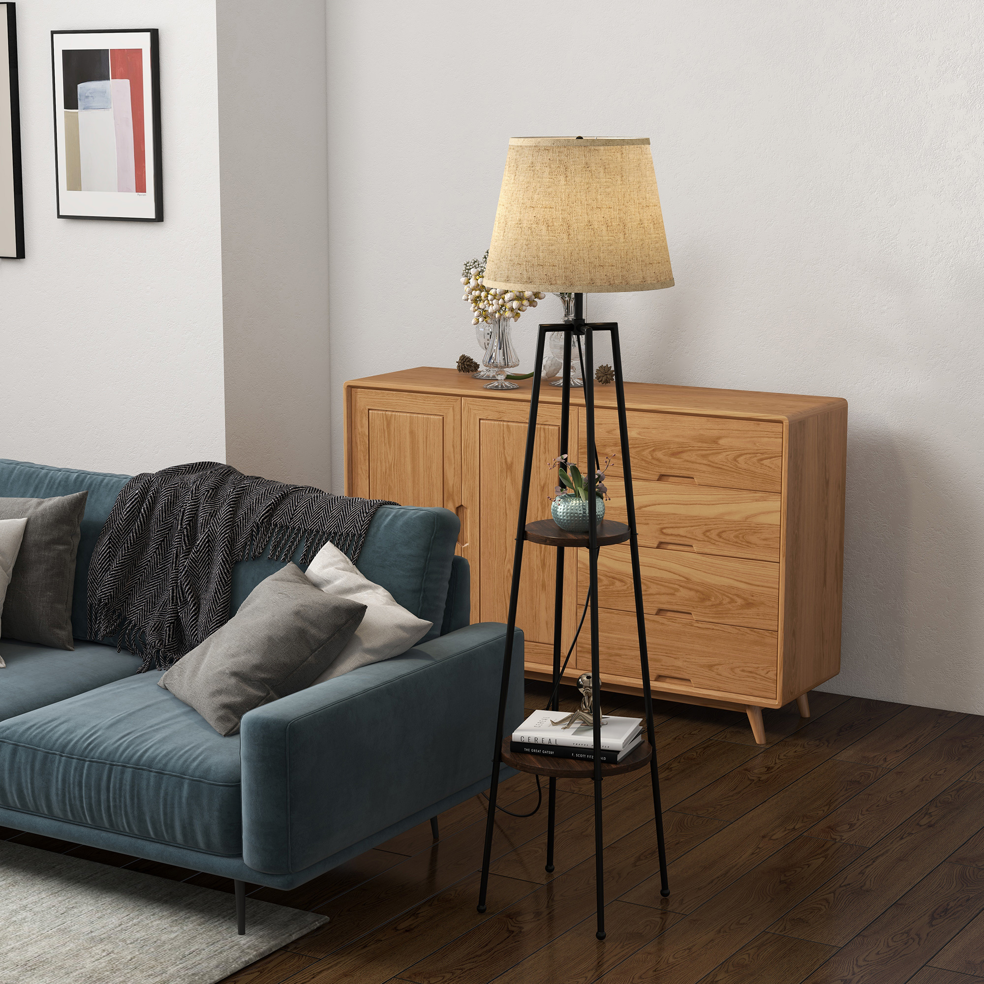 Un soggiorno con un divano blu, un mobile in legno e una lampada da terra con mensole.