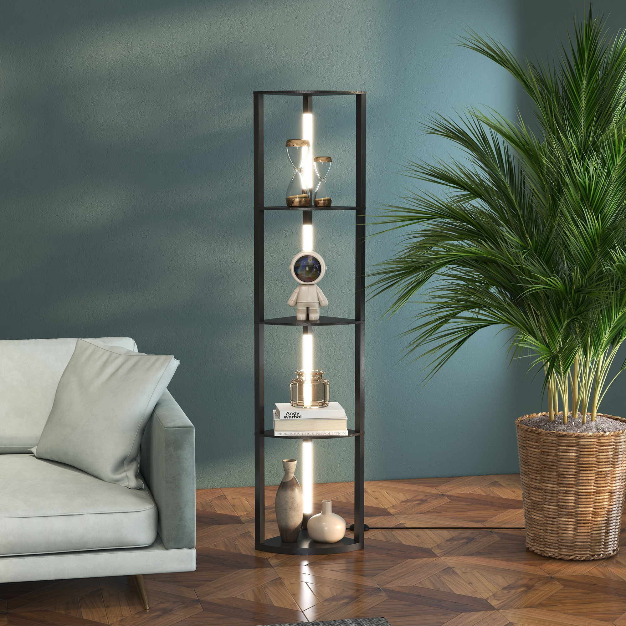 Lampada da terra nera con ripiani, ornata con decorazioni. Sono presenti anche una pianta e un divano.