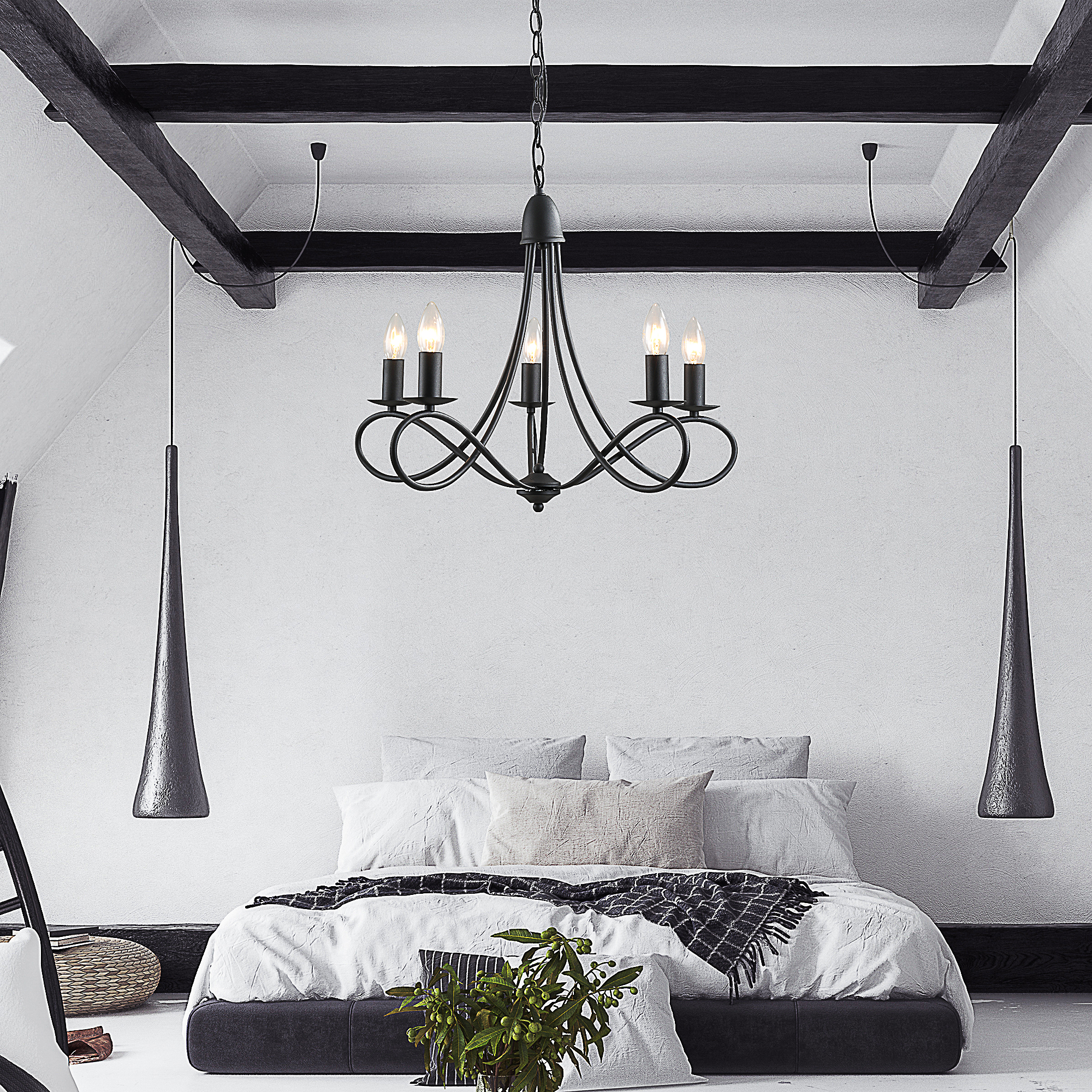 Lampadario nero con cinque luci, appeso in una camera da letto. Travi nere.