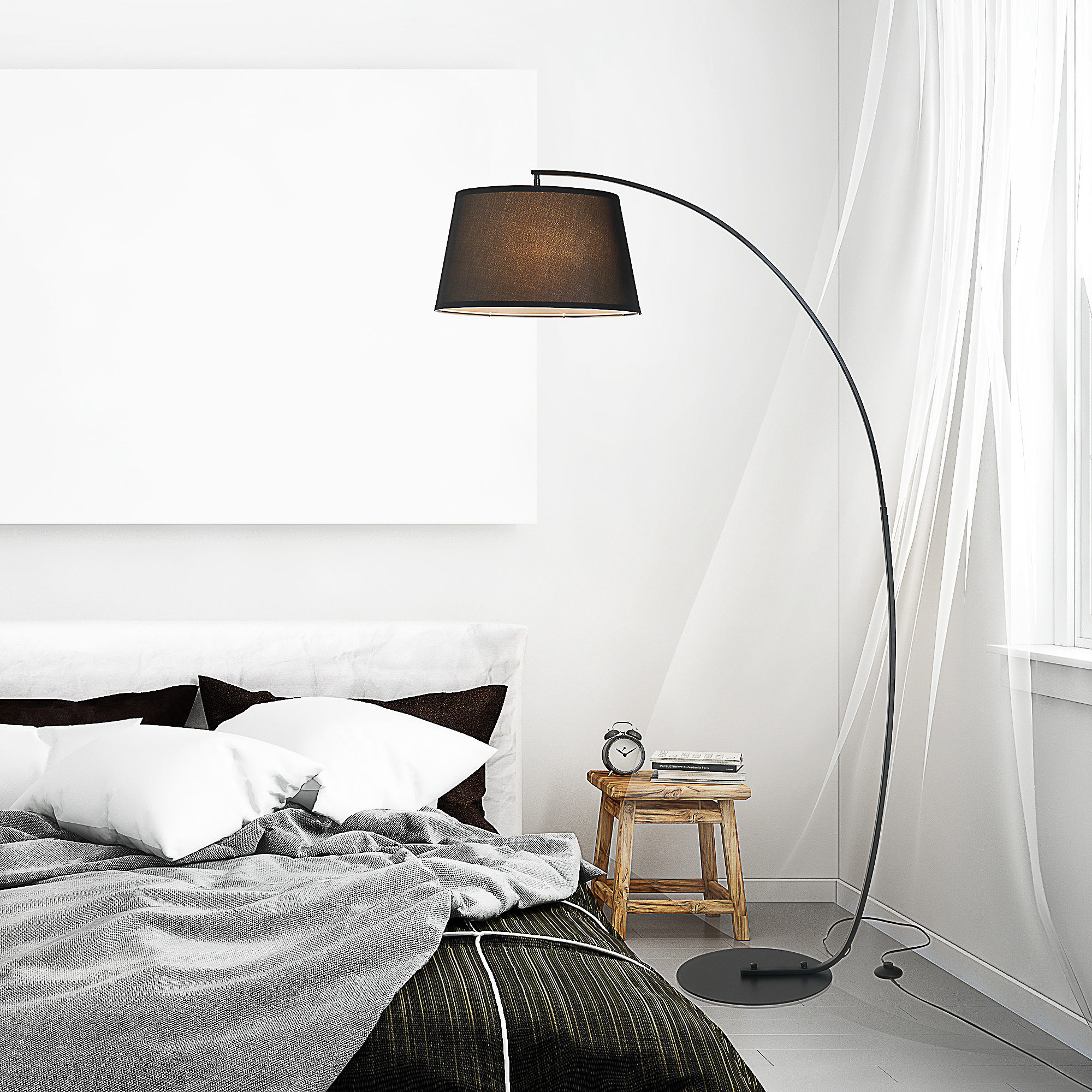 Interno camera da letto con lampada da terra. Letto, tende e comodino visibili.
