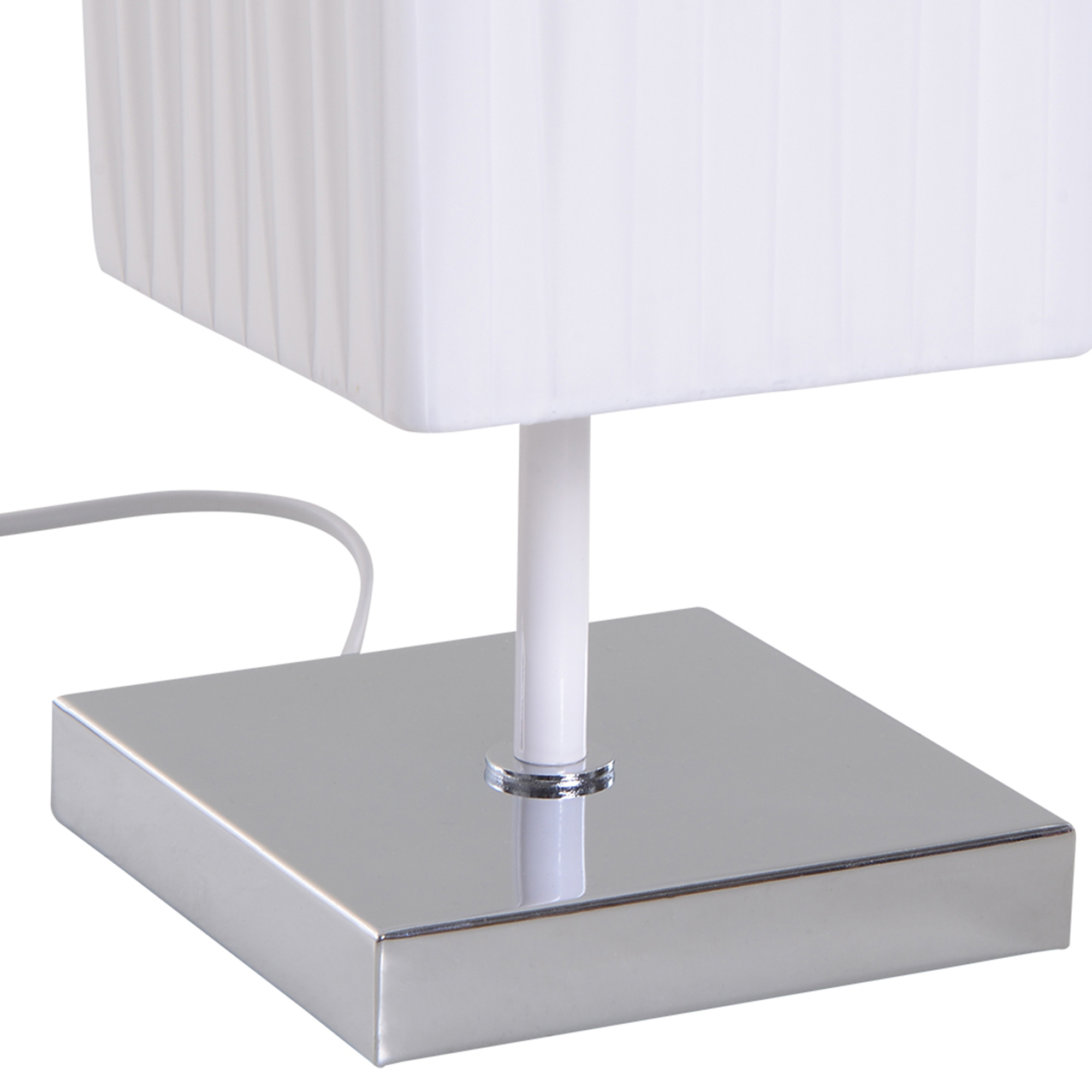 Lampada da tavolo bianca e argento, base quadrata, paralume bianco e cavo, sfondo bianco.