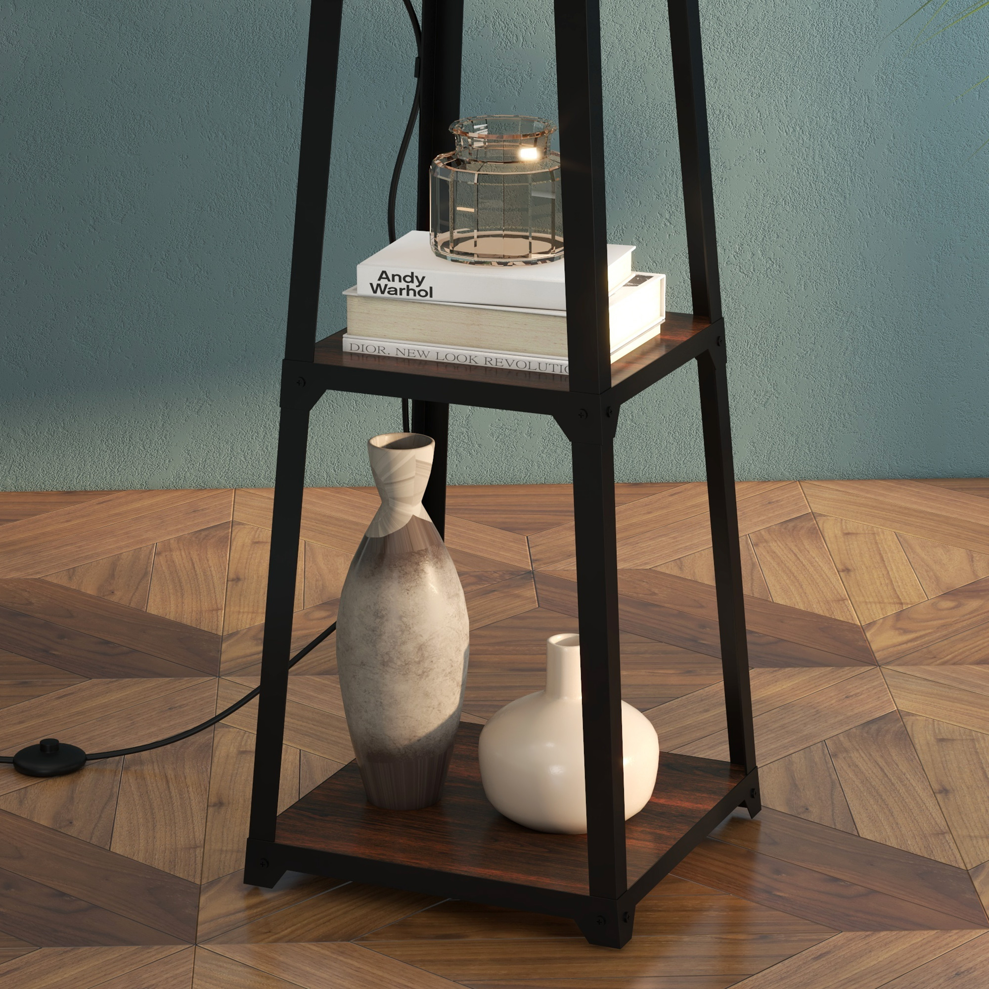 Lampada da terra con mensole. Libri, vasi e oggetti decorativi sono visibili.
