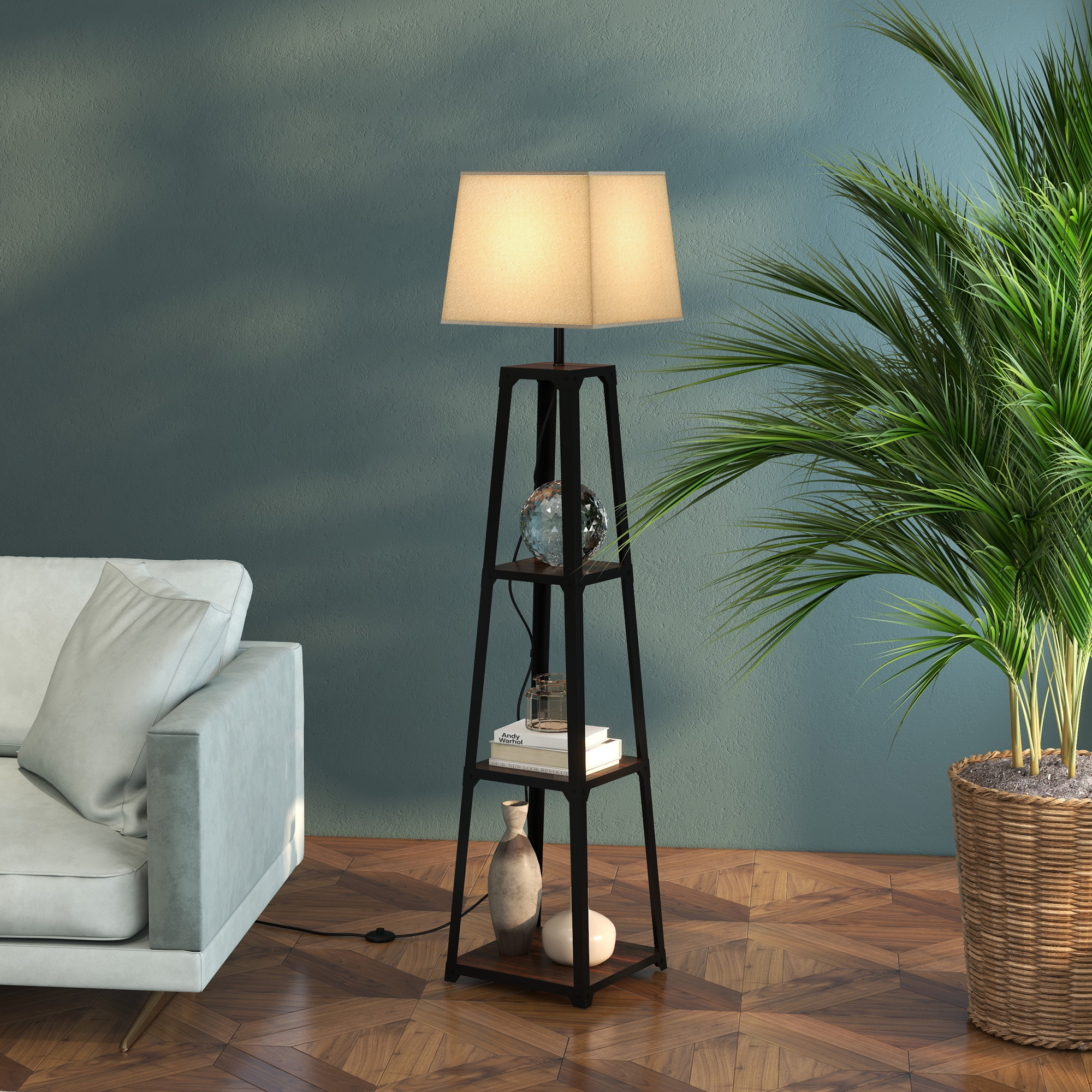 Lampada da terra nera con mensole. Pianta, vaso e decorazioni sui ripiani. Pavimento in legno.