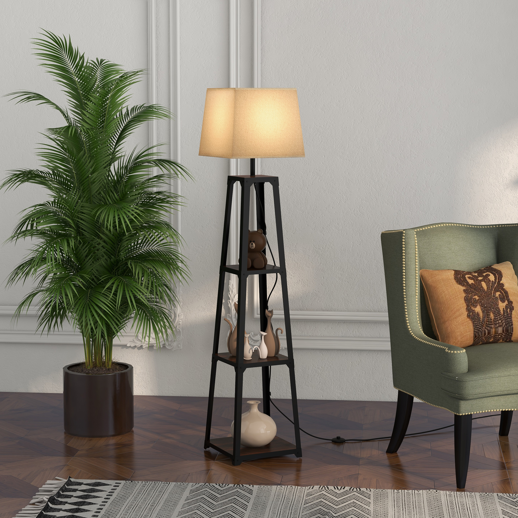Lampada alta nera con mensole e paralume beige, accanto a una pianta e una sedia verde.