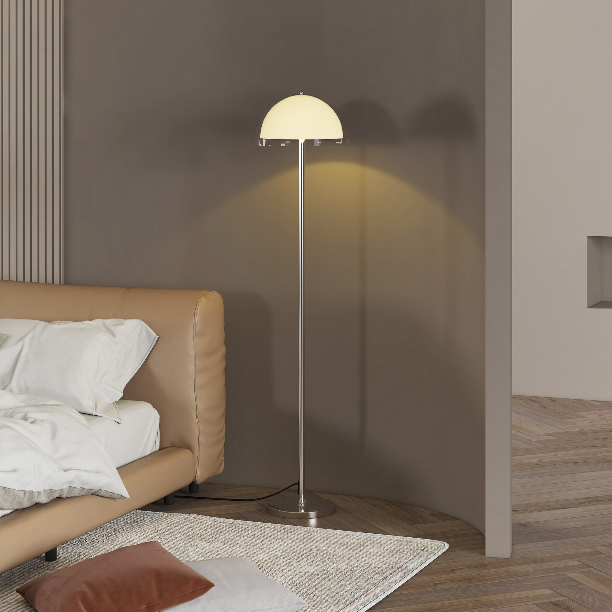 Lampada da terra argentata con paralume a semisfera, che illumina una camera da letto.