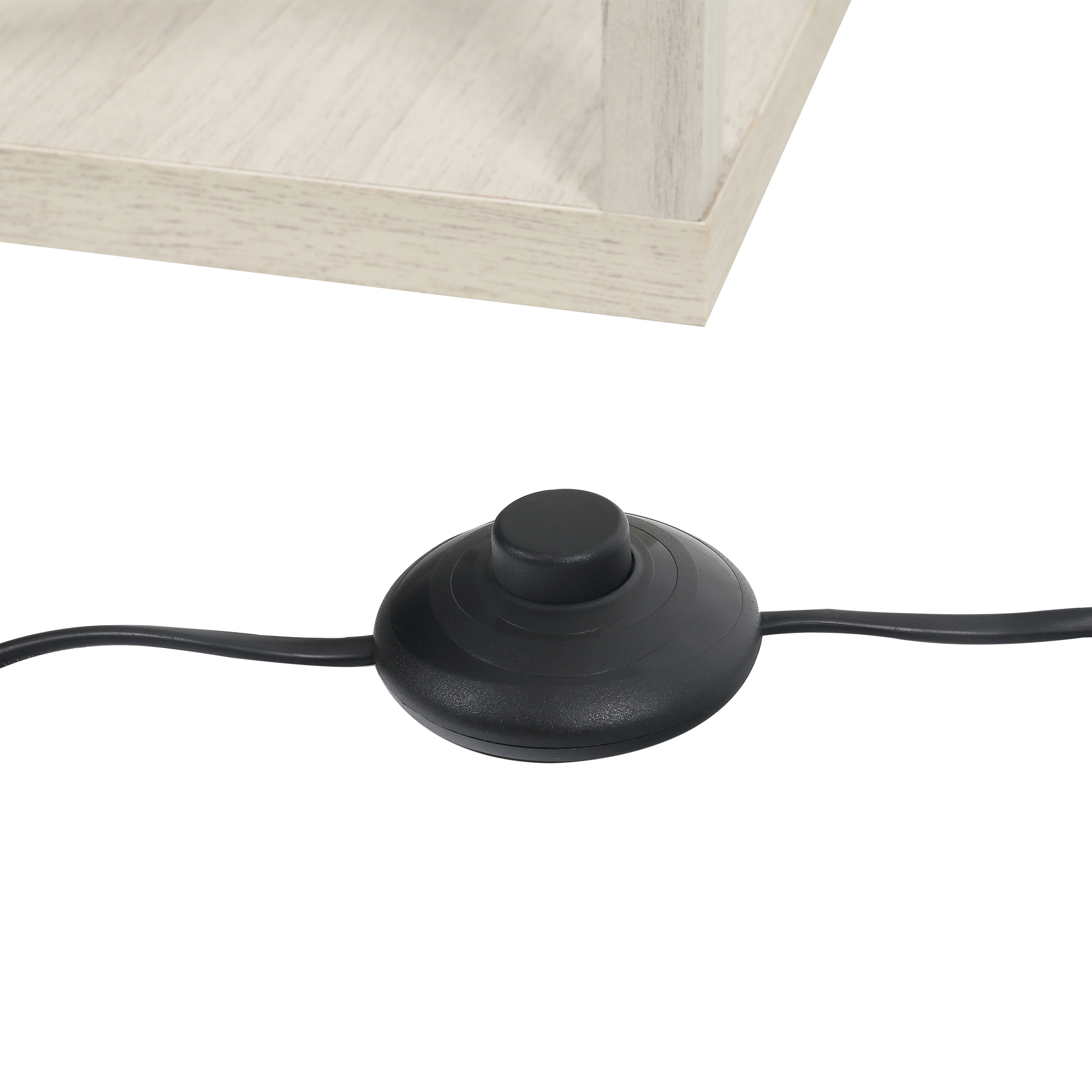 Interruttore a pedale nero su una lampada da terra. Cavo nero e sfondo bianco.