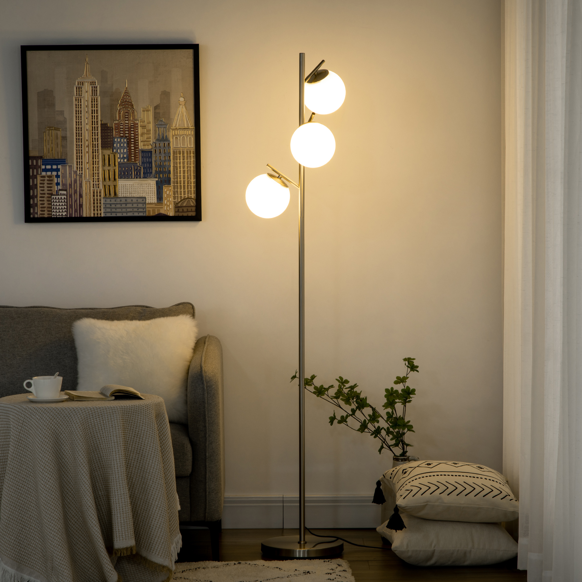 Lampada da terra con tre luci a globo bianco, in un soggiorno con divano e decorazioni.