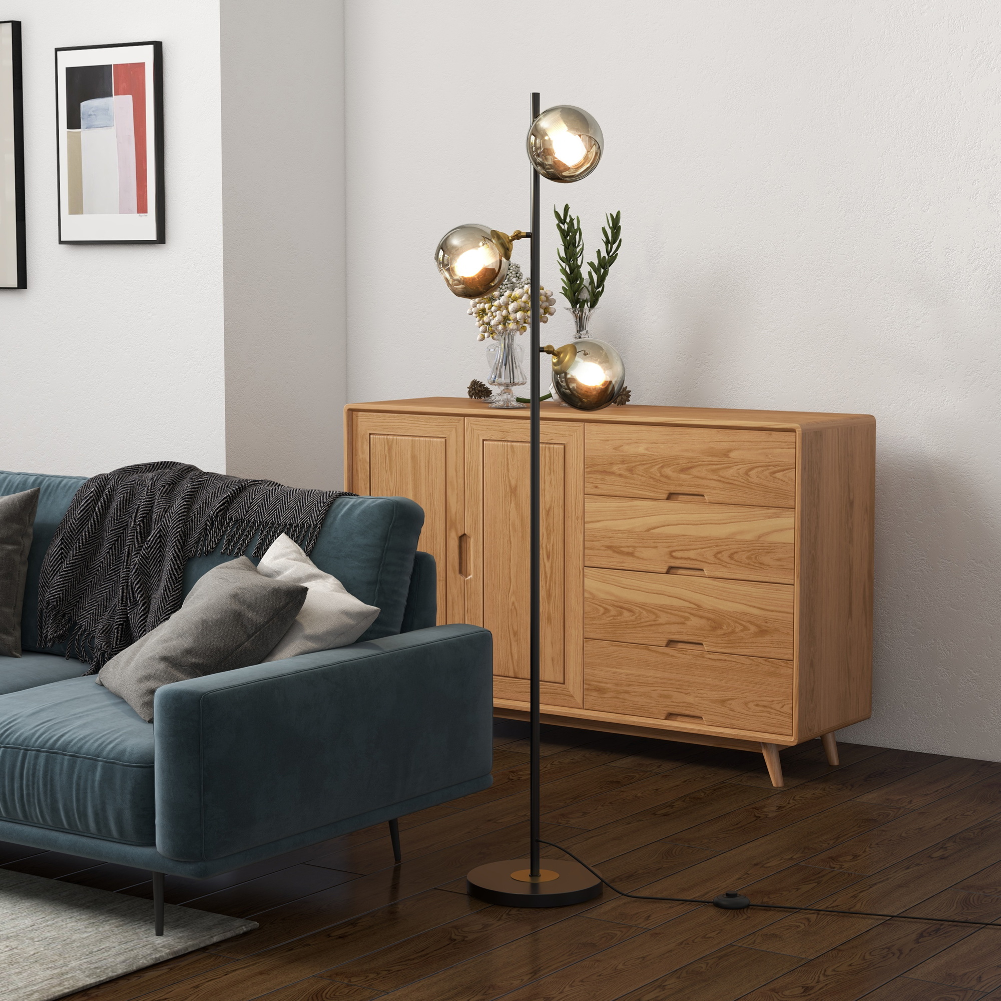 Lampada da terra con tre luci a globo vicino a un divano blu e un mobile in legno. Sopra oggetti decorativi.