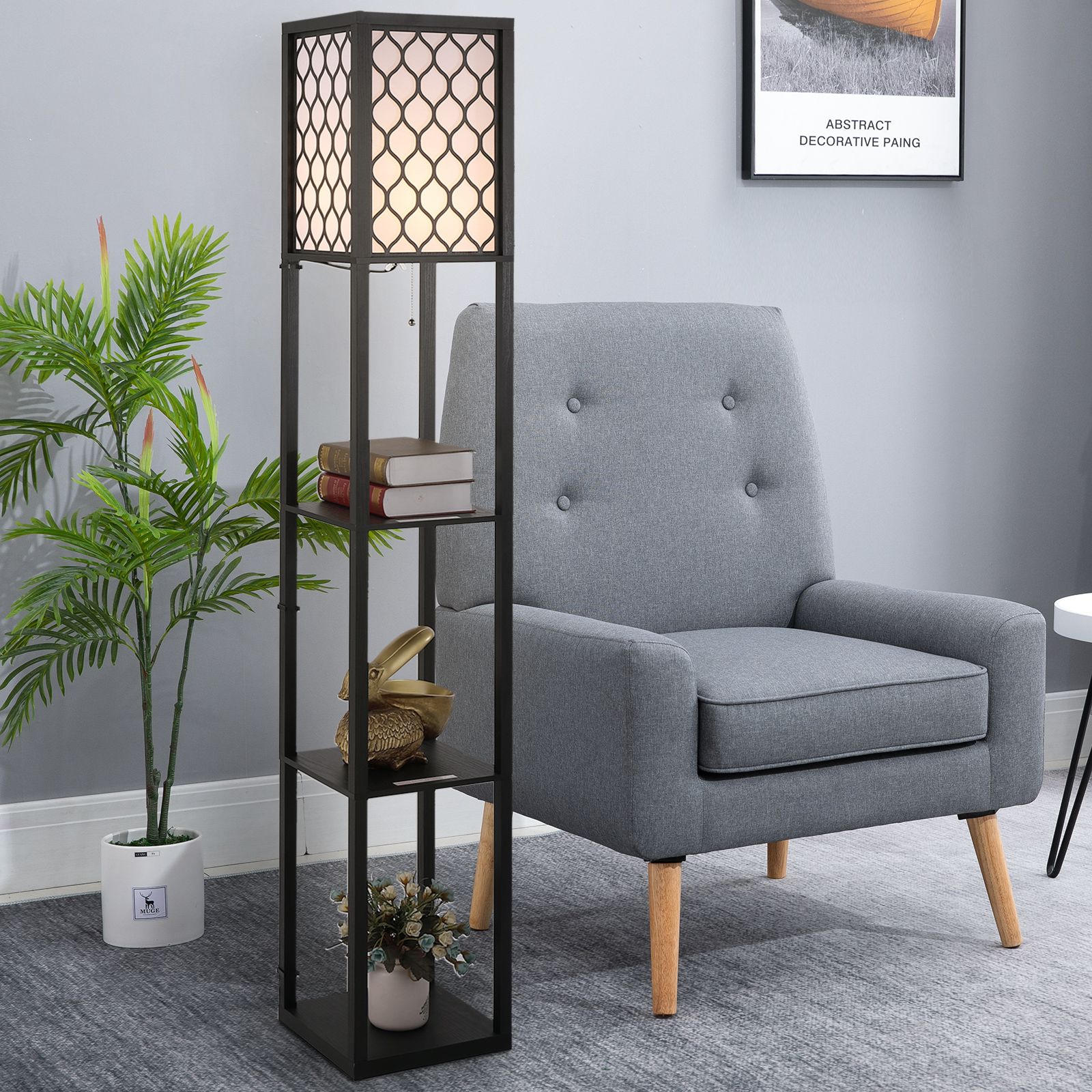 Scaffale in metallo nero con lampada, libri e decorazioni. Sedia grigia e pianta visibili.