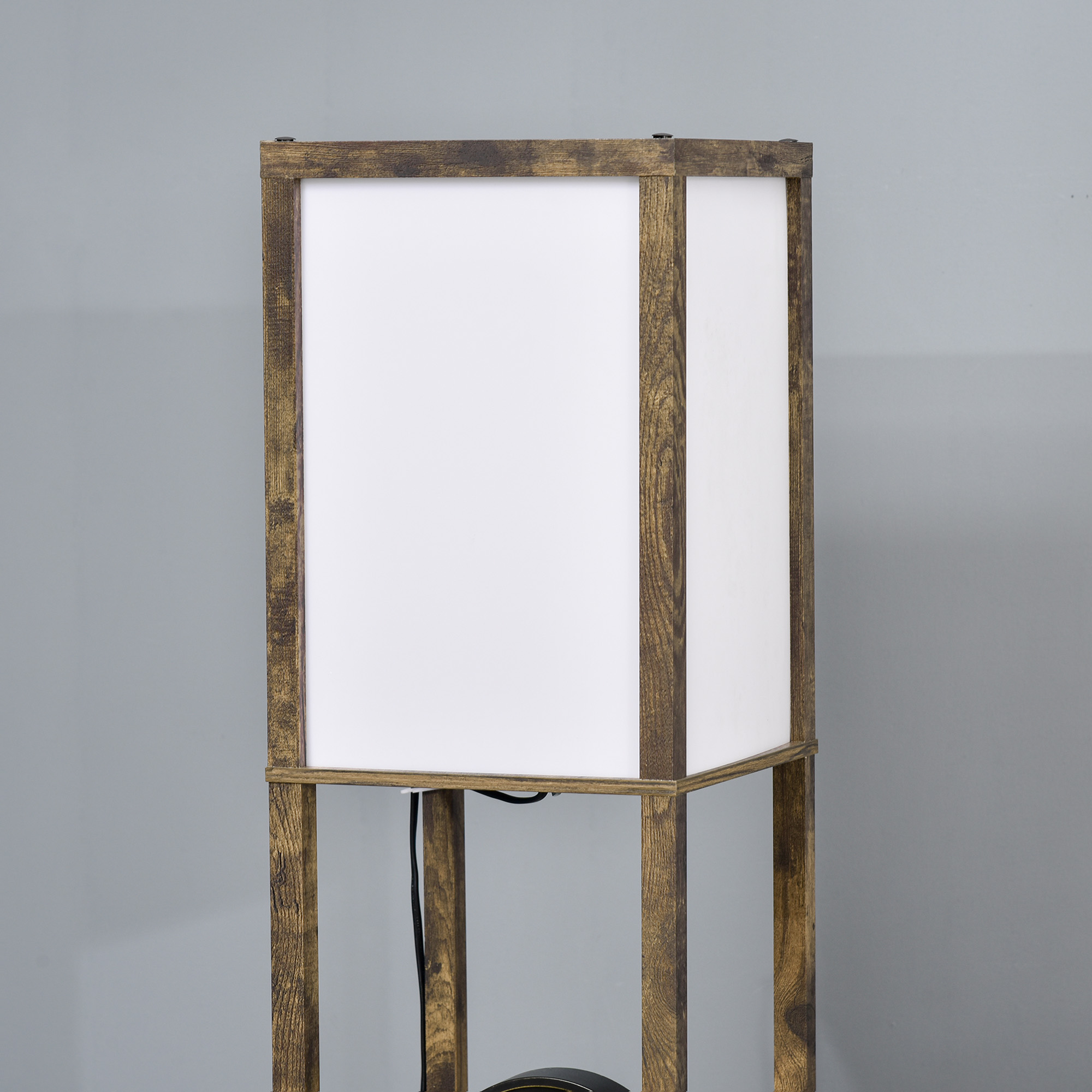 Una lampada con cornice in legno e paralume bianco. La lampada è su sfondo bianco.