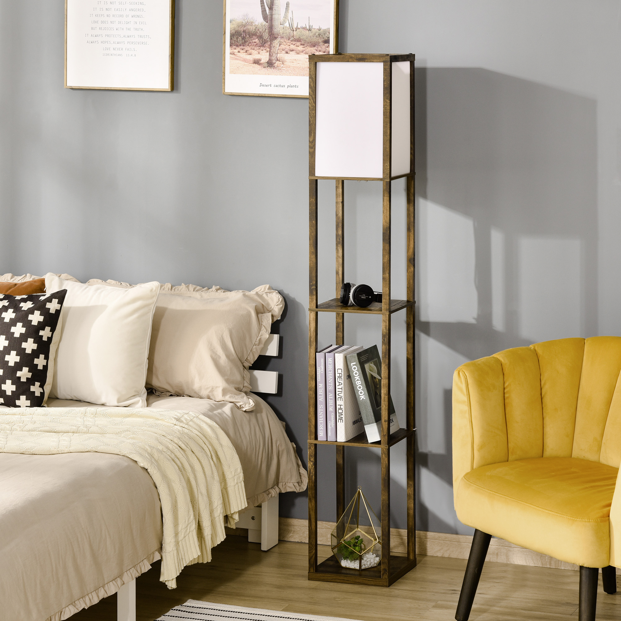 Lampada da terra con mensole e libri, accanto a un letto con cuscini e una sedia gialla.