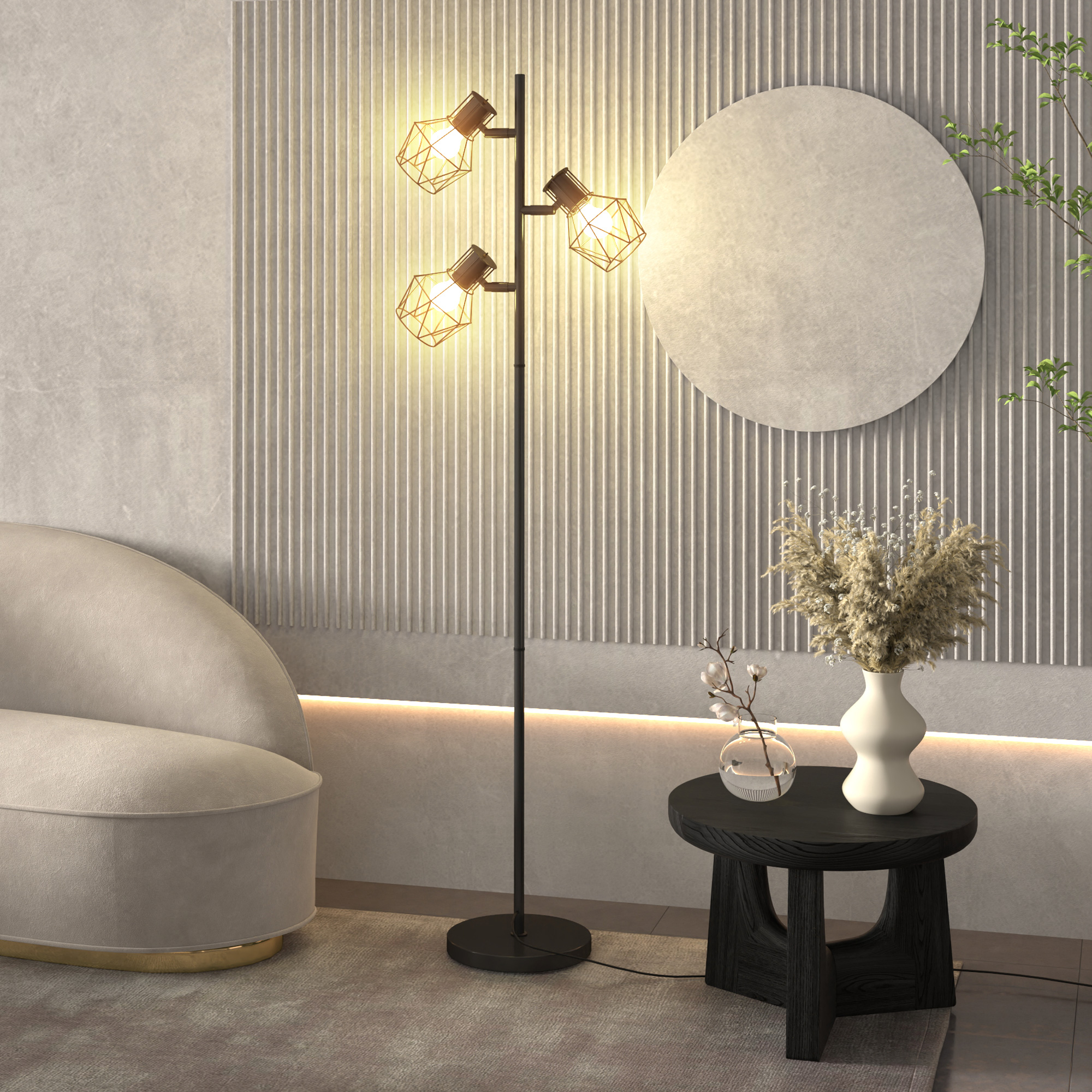 Lampada da terra nera con tre paralumi geometrici. Un tavolo e un divano sullo sfondo.