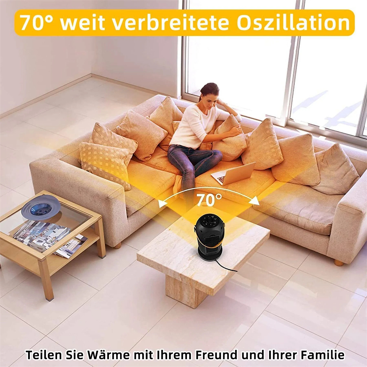 Eine Frau sitzt mit einem Laptop auf einem beigen Sofa. Auf einem Tisch steht ein schwarzer Heizlüfter mit einem 70-Grad-Winkel.