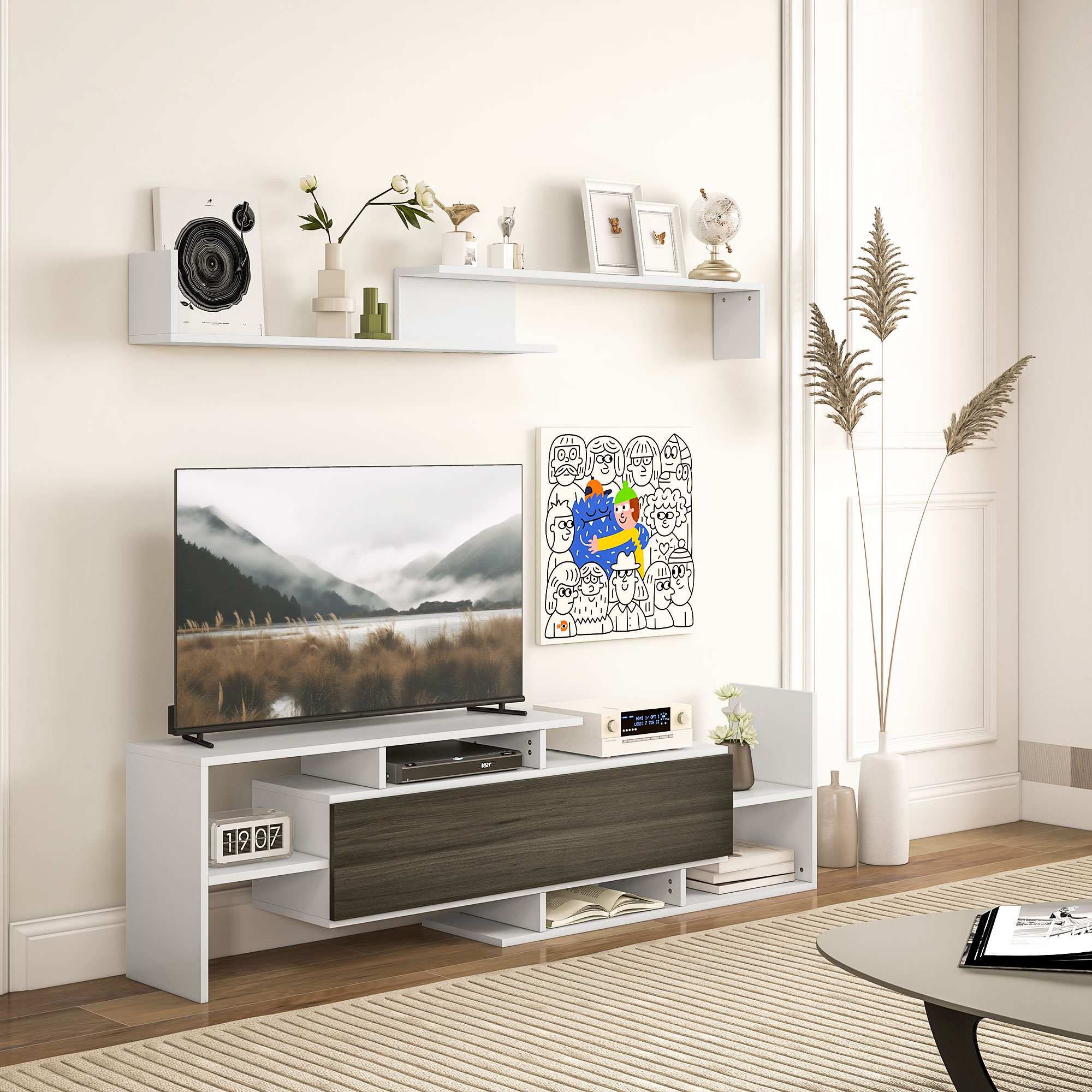 Mobile TV bianco con TV, decorazioni e arte, contro un muro chiaro.
