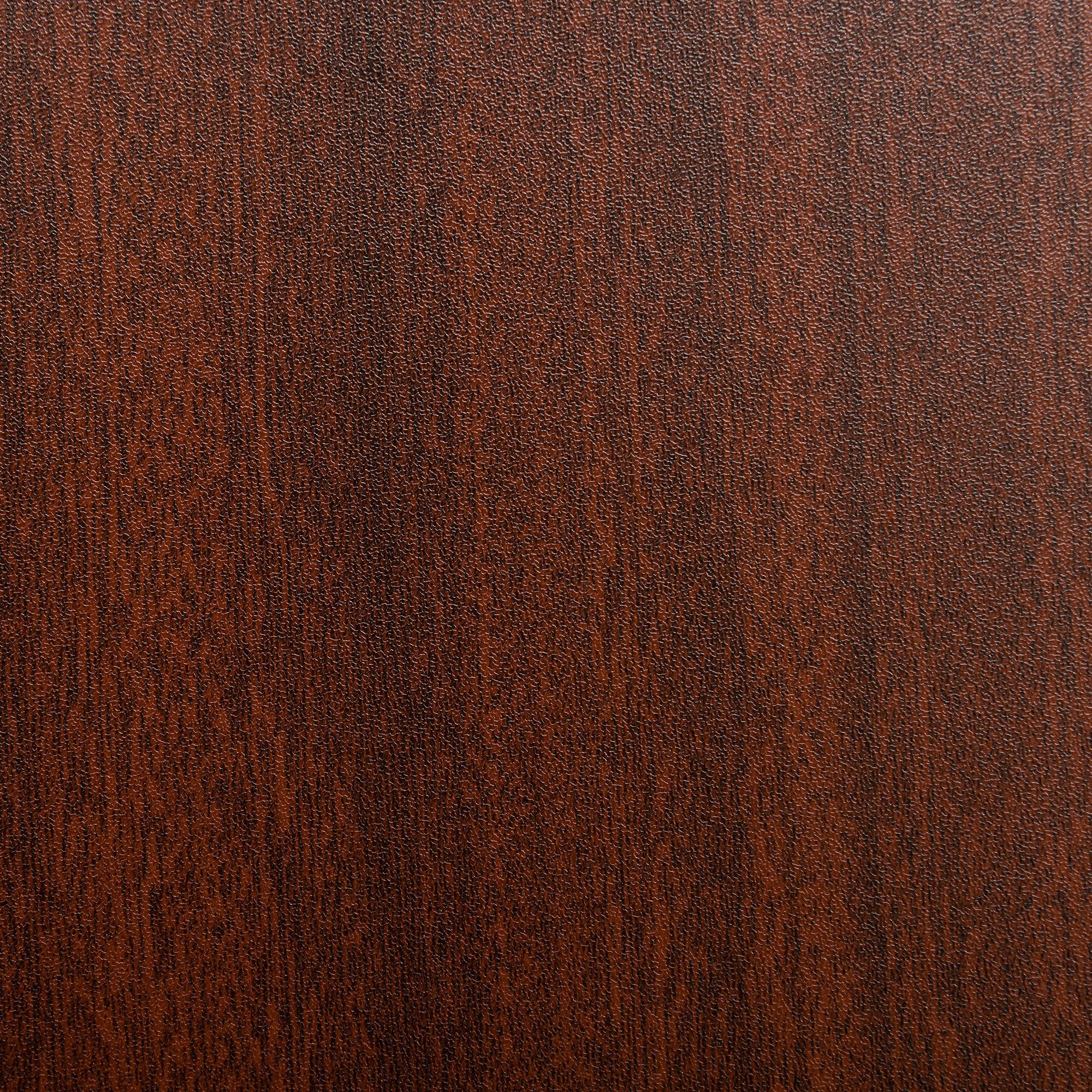 Un primo piano di una trama di venature del legno marrone scuro. La trama è ruvida.