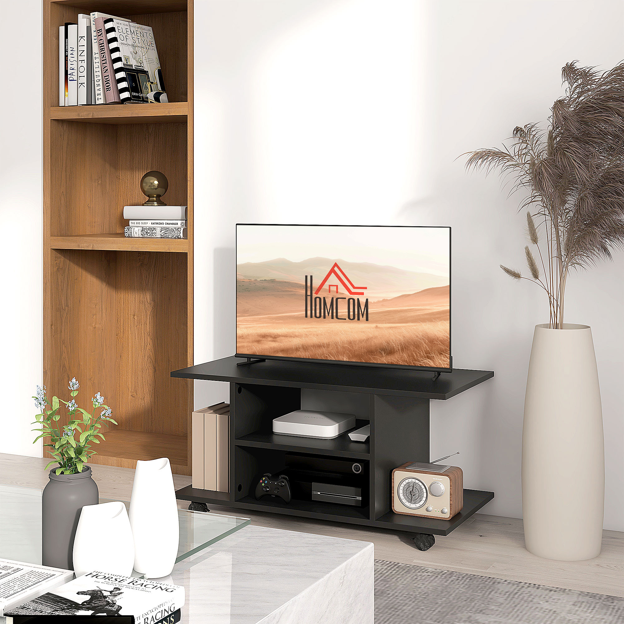 Un mobile TV nero con ripiani e una TV sopra. Libri e decorazioni sono presenti.