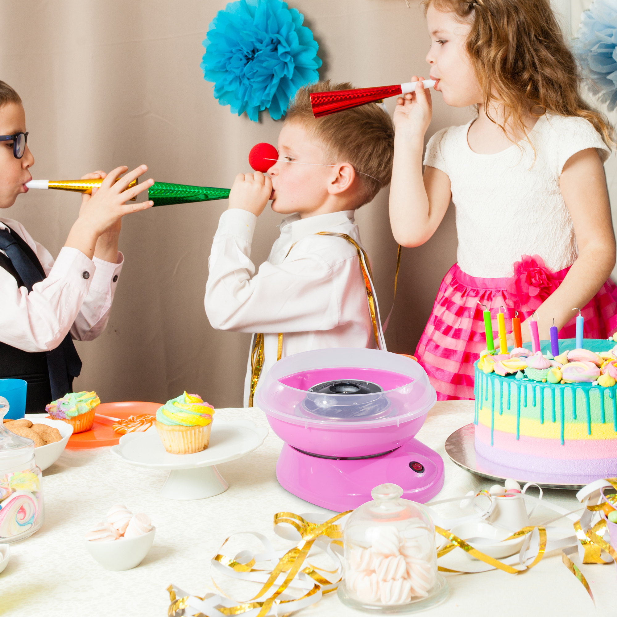 Una scena di festa di compleanno con bambini. Una macchina per lo zucchero filato, cupcake.