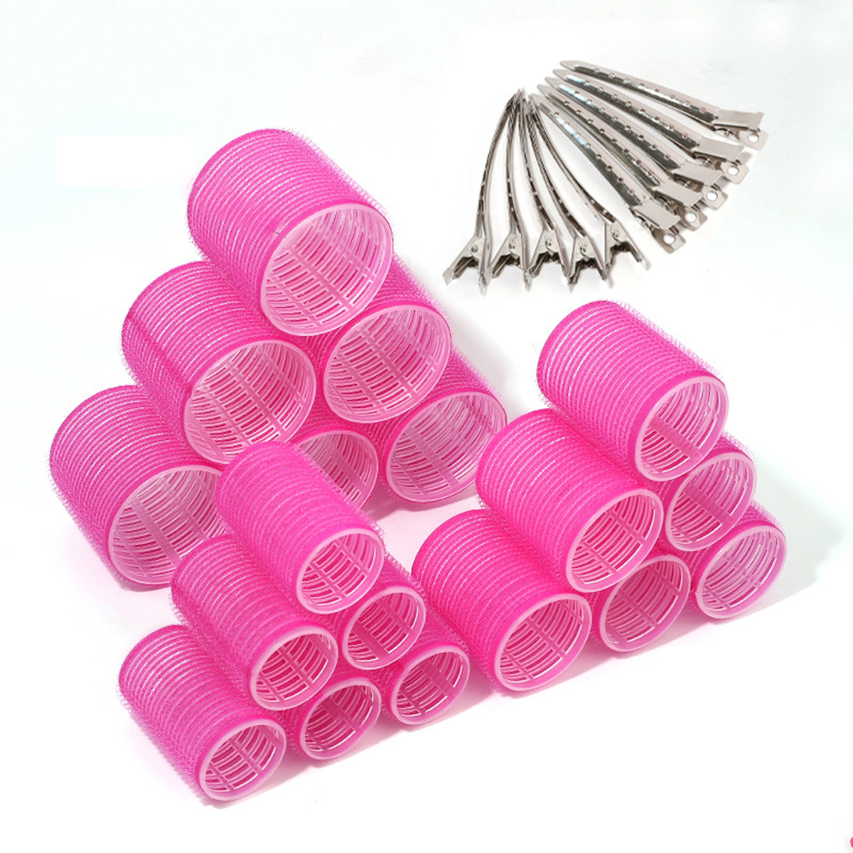 Rosa Haarroller mit silbernen Clips auf weißem Hintergrund.