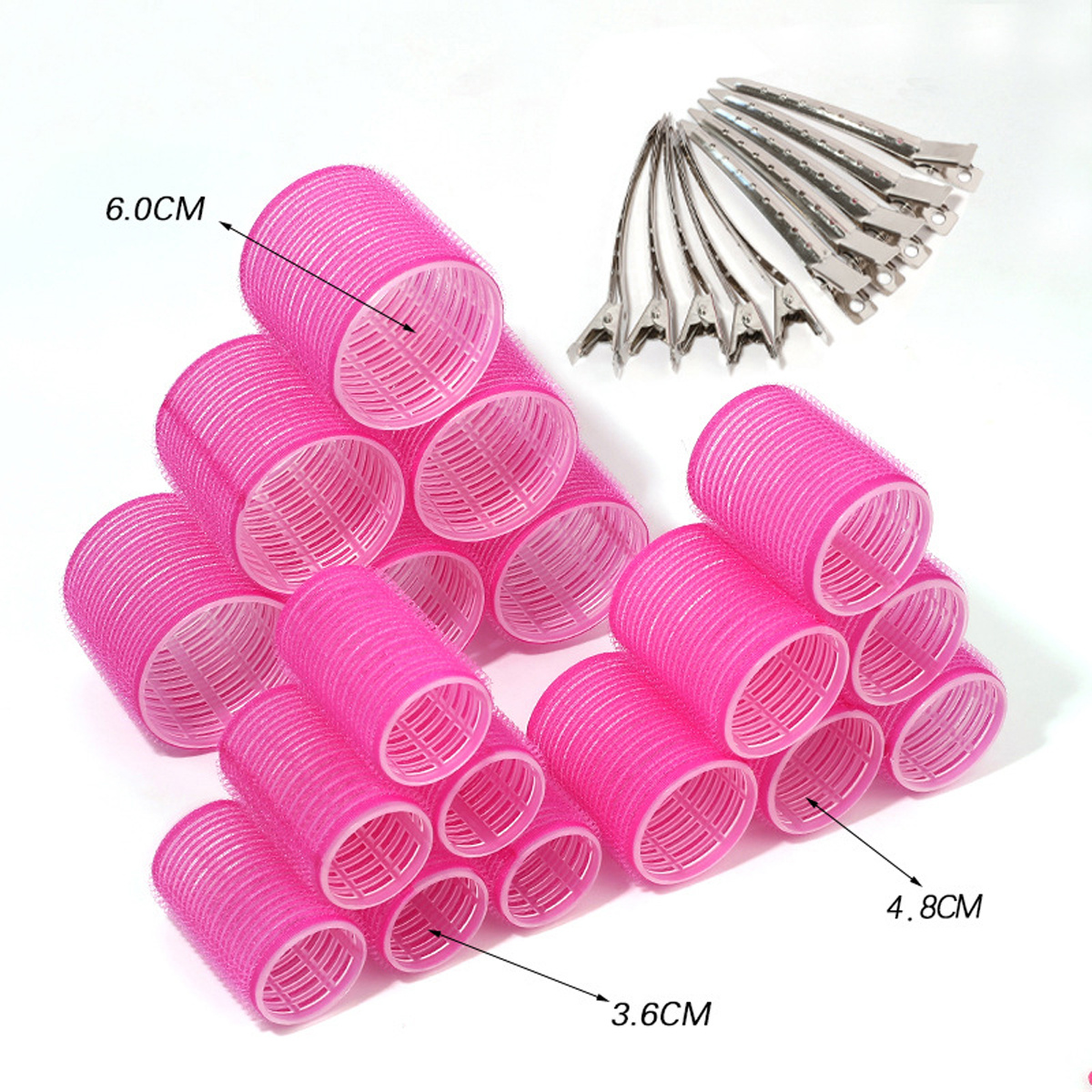 Pinke Haarwickler und silberne Clips auf weißem Hintergrund. Etiketten zeigen Größen der Wickler.