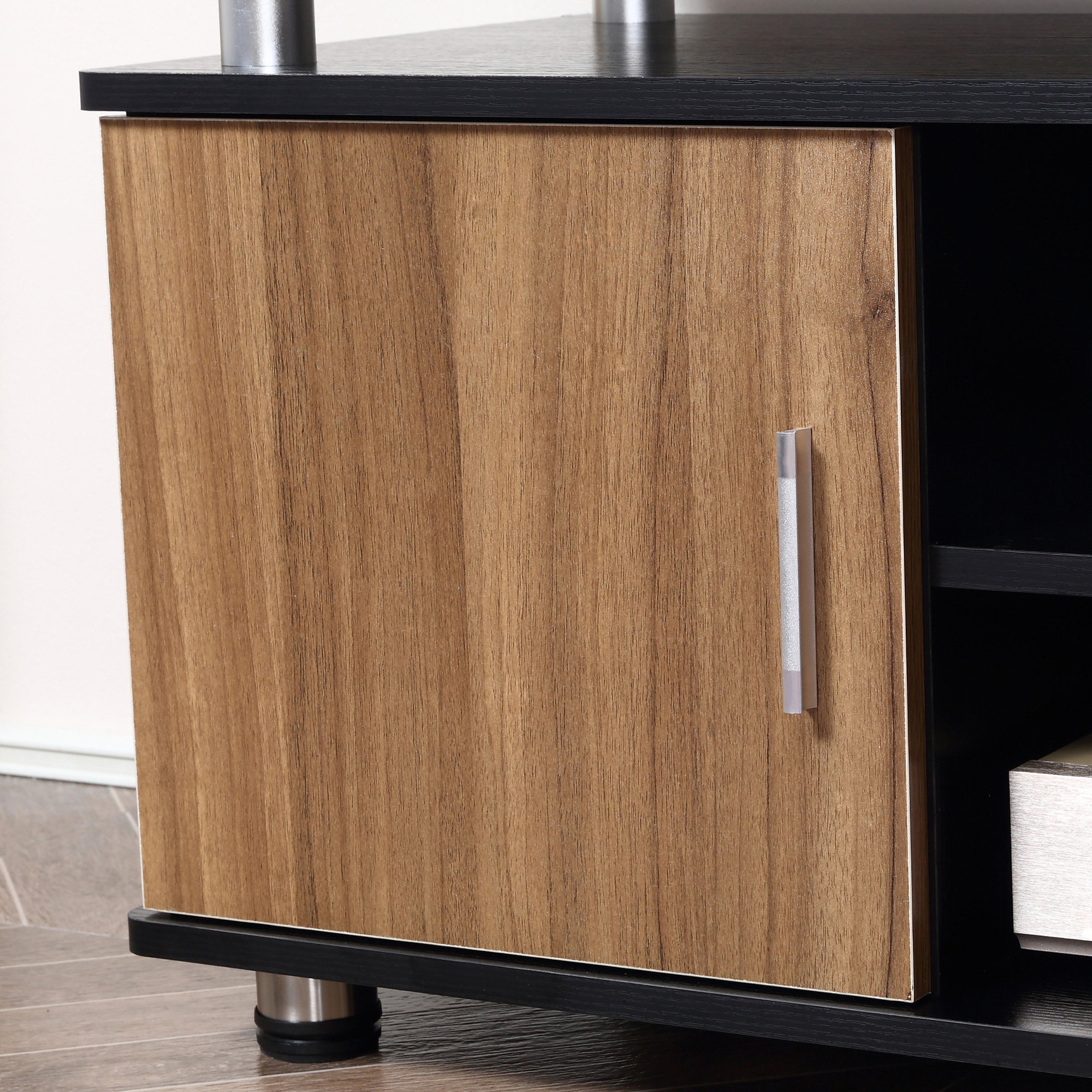 Una porta di un mobile in legno con una maniglia in metallo. Il mobile fa parte di un supporto nero.