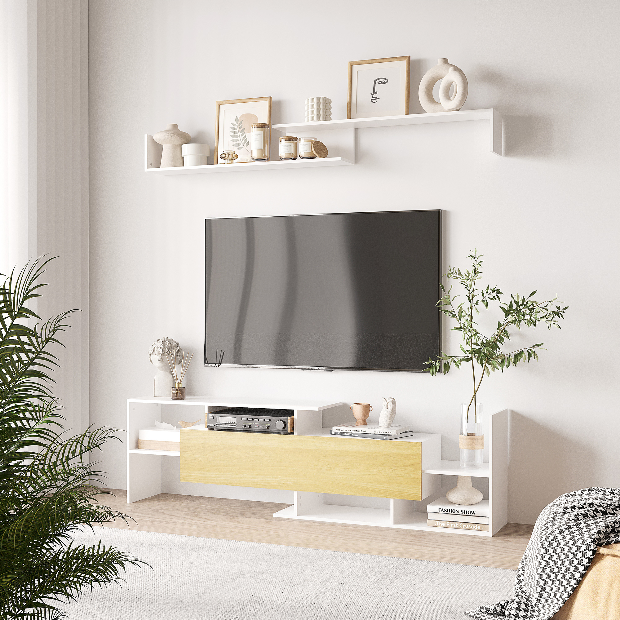 Un mobile TV bianco e in legno chiaro con una TV sopra. Mensole e decorazioni sono sulla parete sopra la TV.