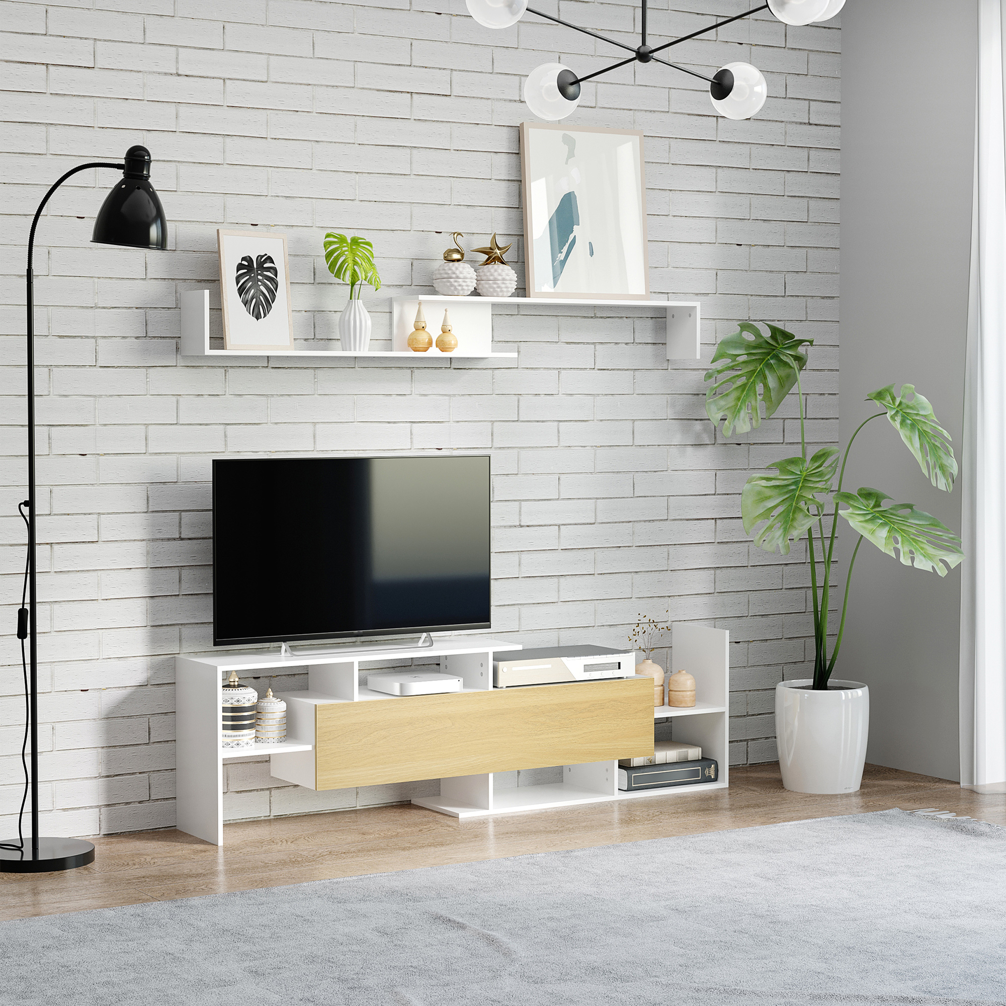 Mobile TV con TV, lampada da terra nera e pianta. Il muro ha un design a mattoni bianchi.