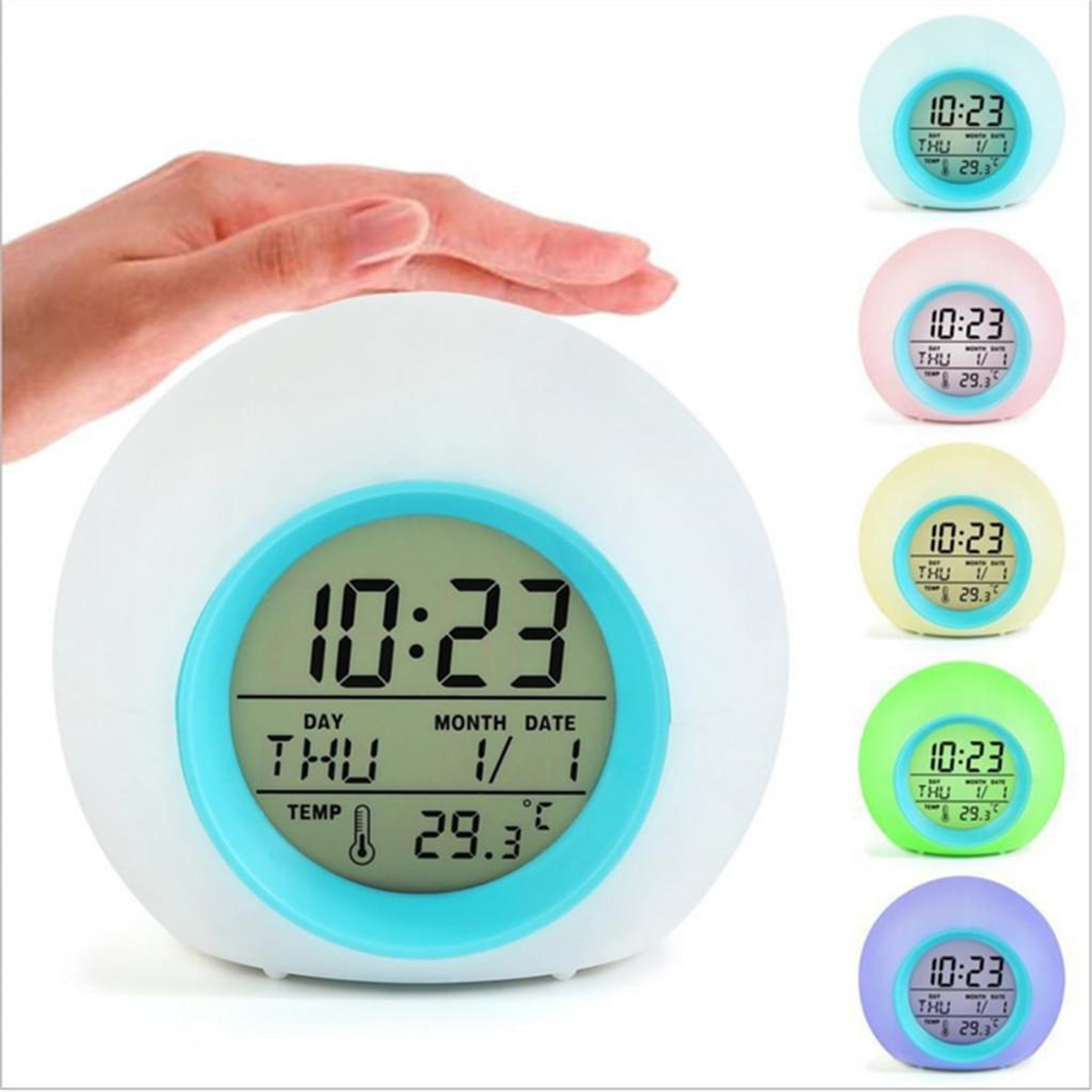 Digitaler Wecker mit blauem Ring und Hand darüber. Zeigt Zeit, Tag, Datum und Temperatur an.