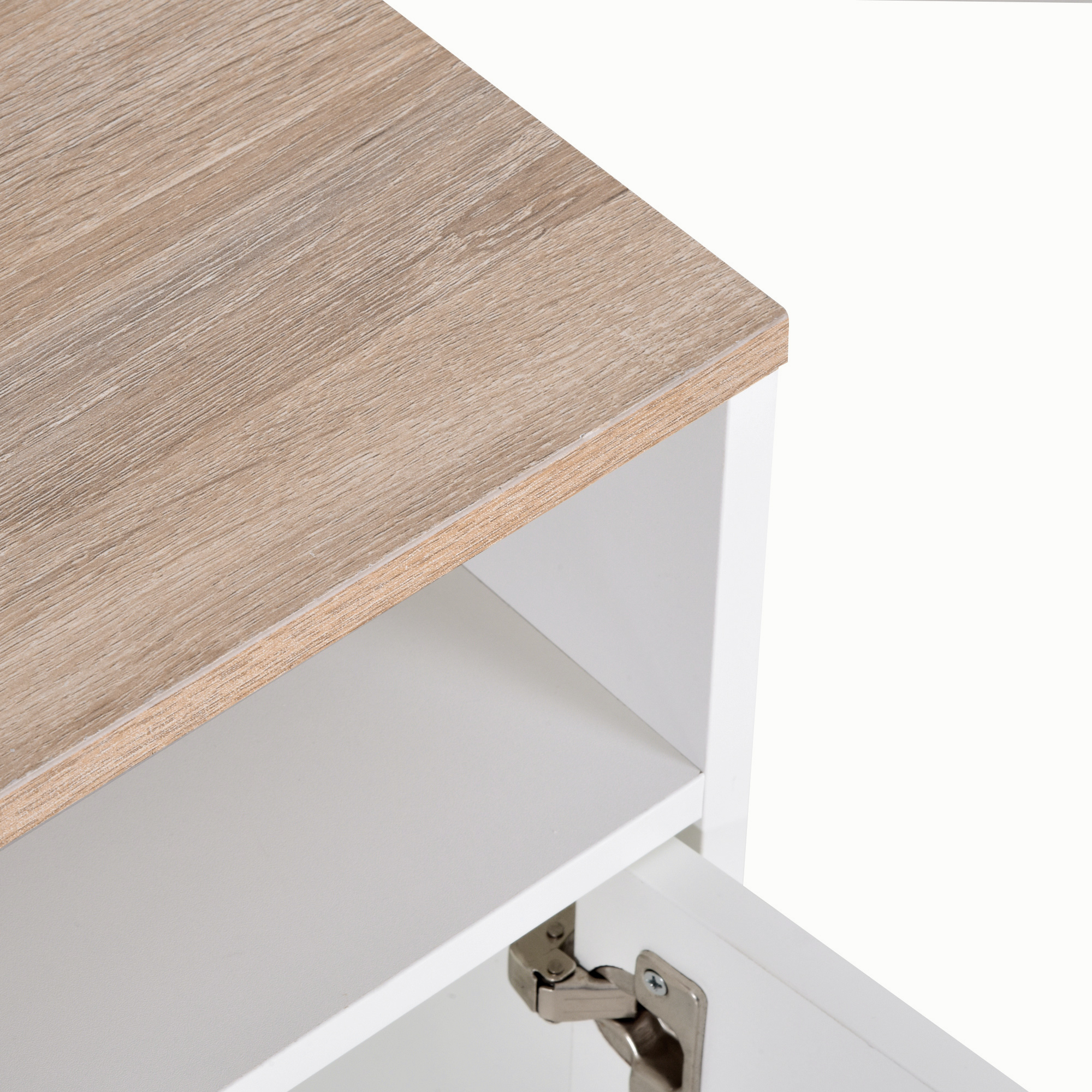Primo piano dell'angolo di un mobile bianco e in legno chiaro con una porta aperta che mostra l'interno.