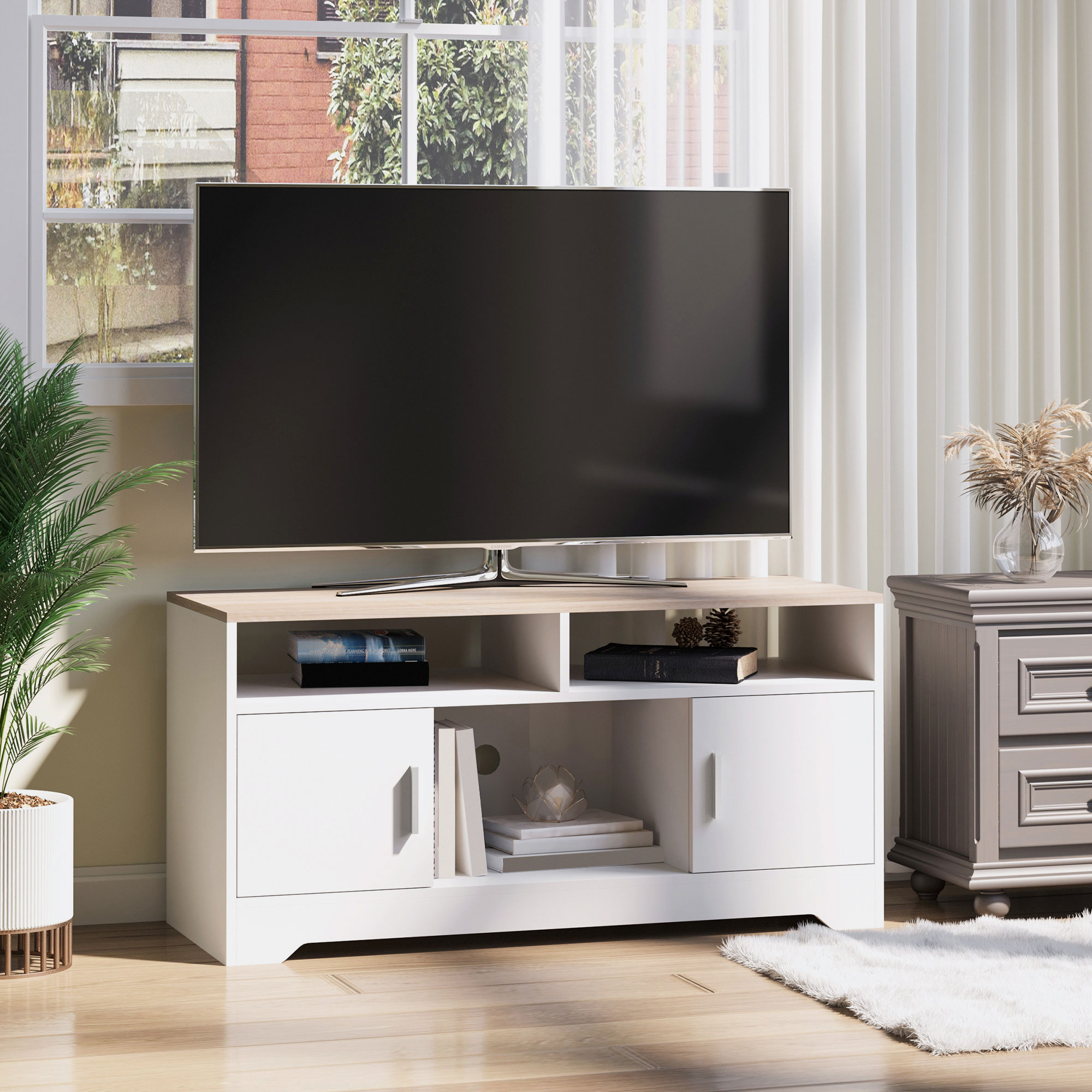 Mobile TV bianco con piano in legno. Due ante, ripiano aperto. TV sullo sfondo.