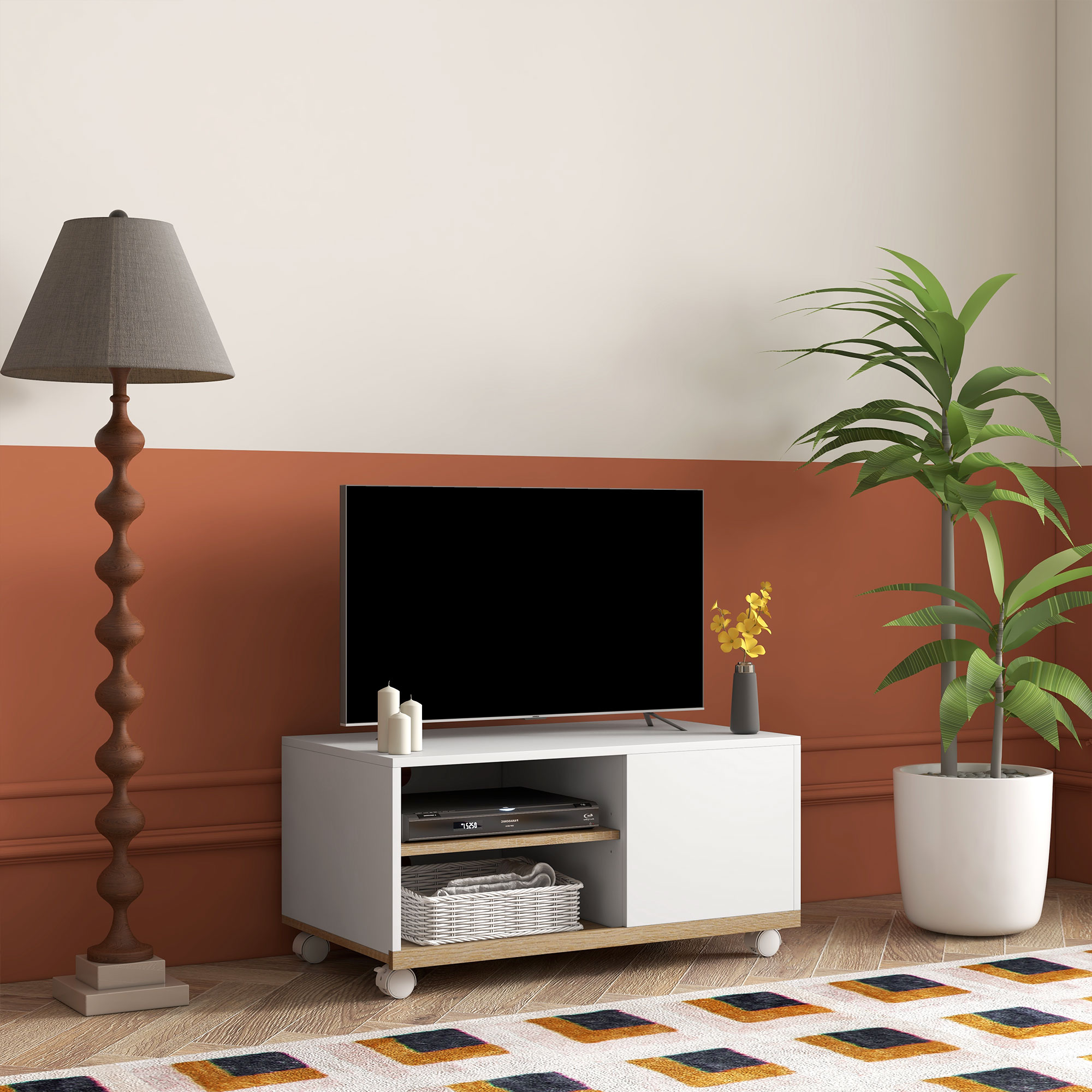 Mueble TV con TV, lámpara de pie y planta. La pared tiene un diseño de bloques de color.