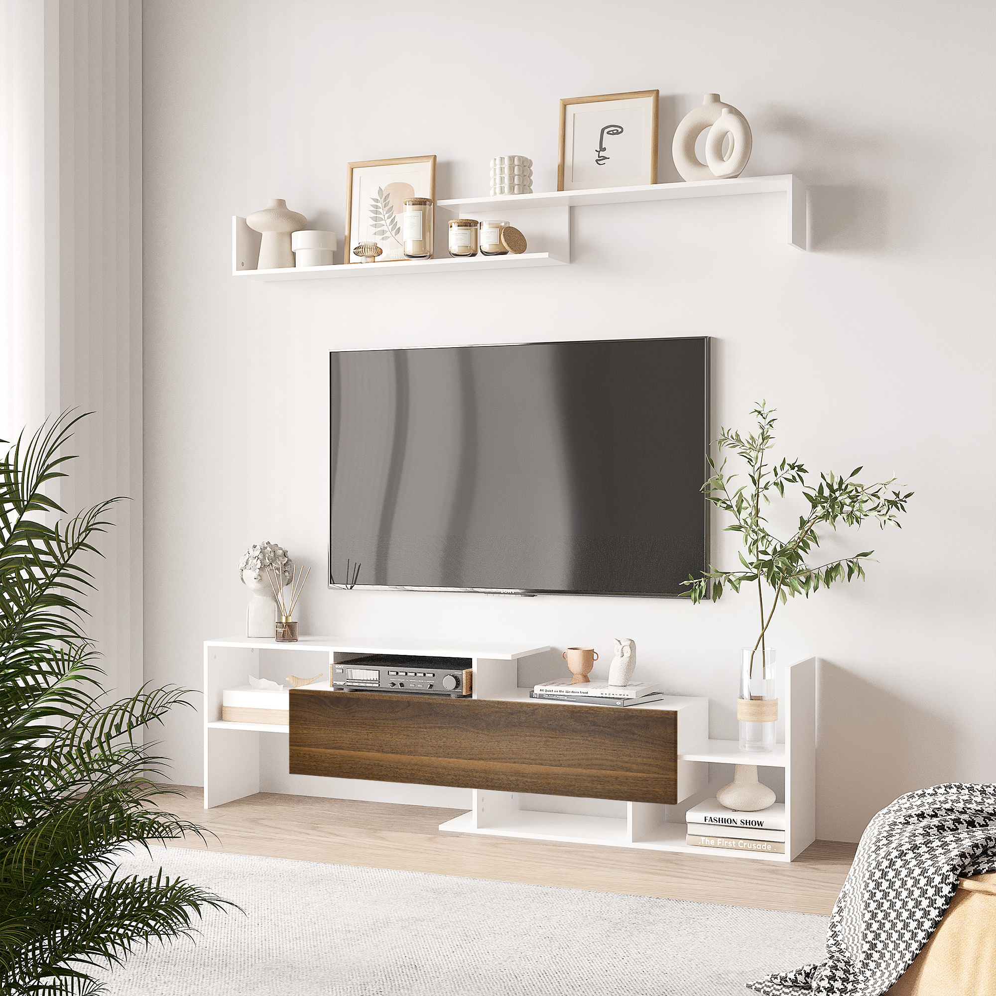 Un mobile TV bianco e marrone con decorazioni e una TV. Lo sfondo è un muro.