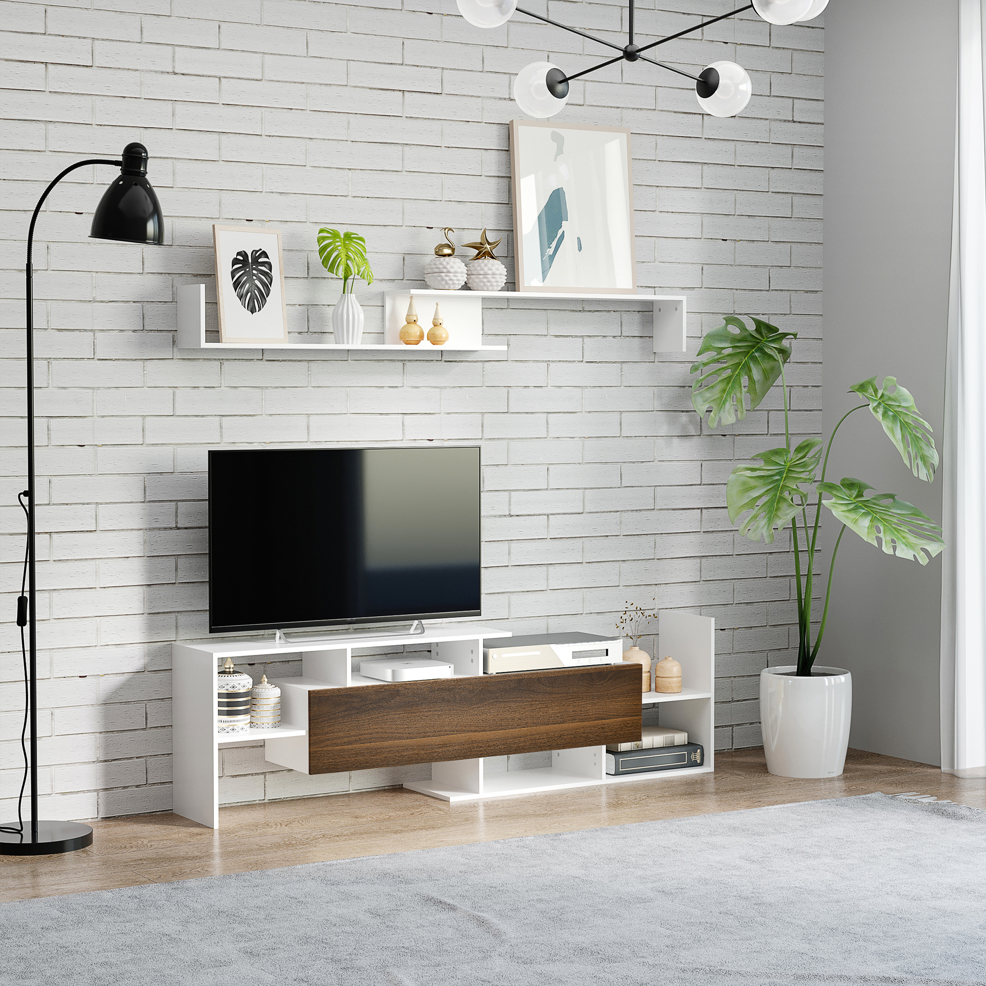Soggiorno con muro di mattoni bianchi, TV su mobile bianco e marrone, mensole con decorazioni e lampada da terra.