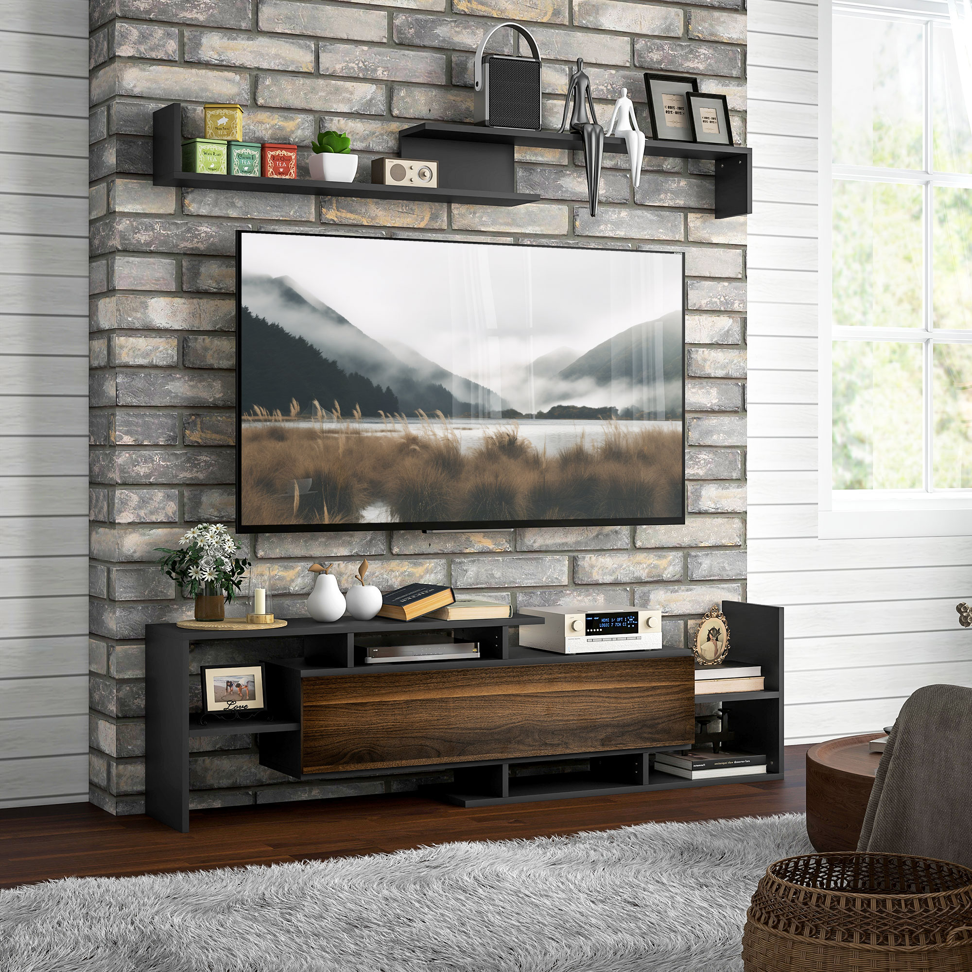 Soggiorno con TV su muro di mattoni. Mobile TV con cassetto, mensole, decorazioni e tappeto.
