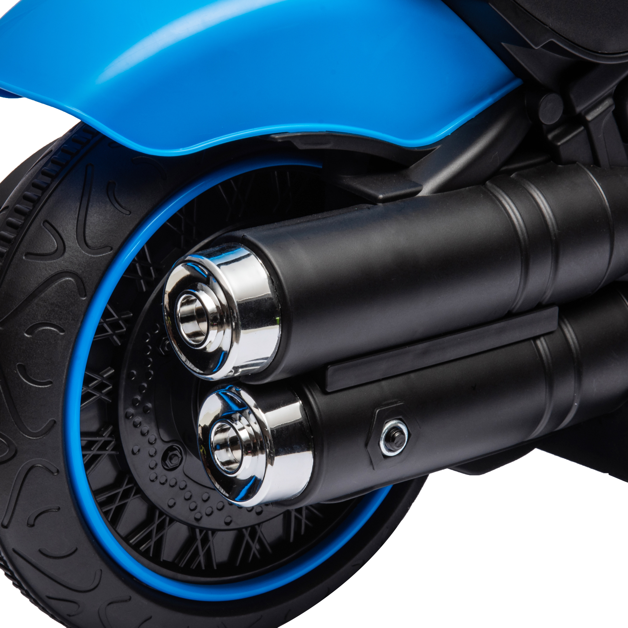 Primo piano della ruota posteriore di una moto, parafango blu e doppi tubi di scarico neri.