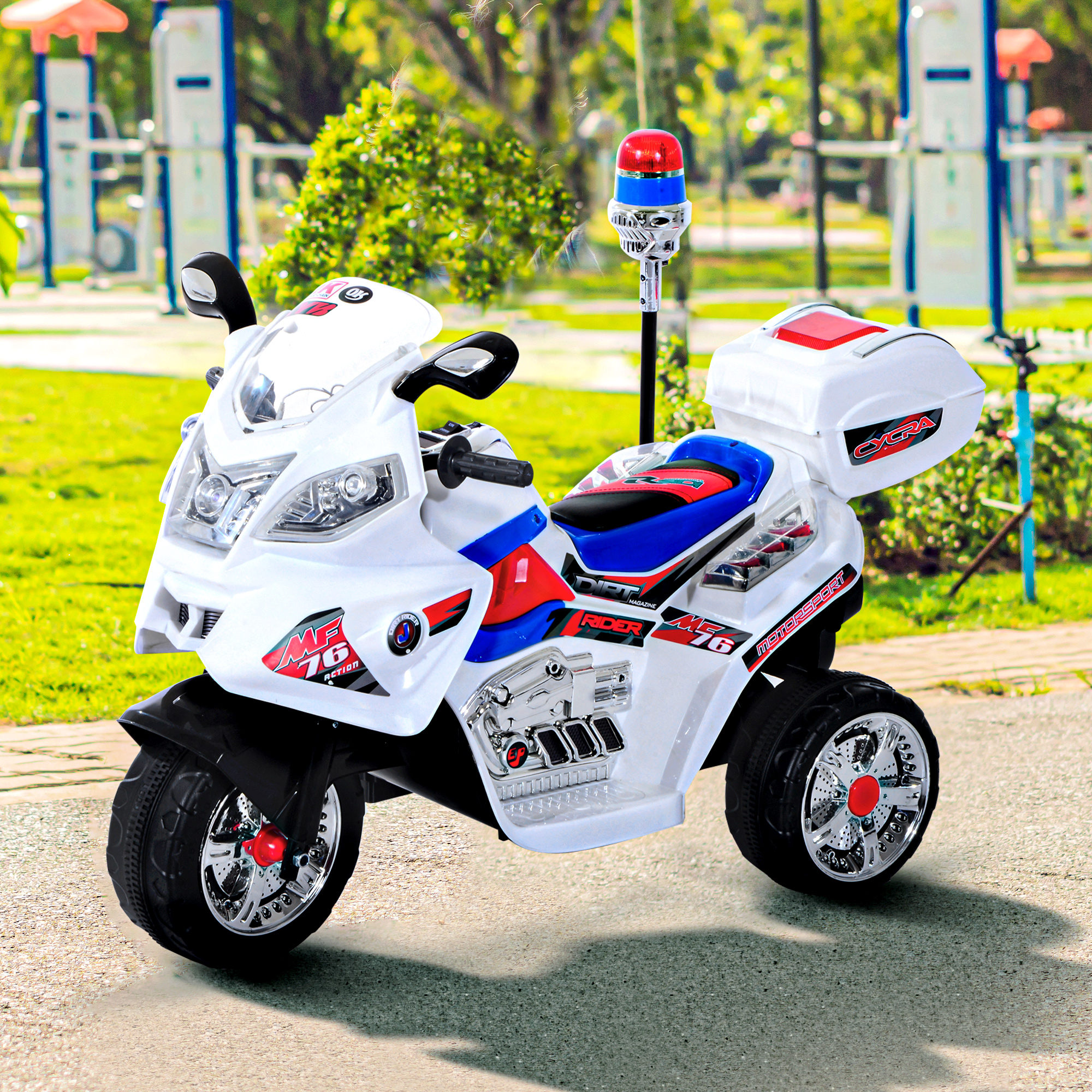 Moto della polizia giocattolo bianca con luci rosse e blu. Sfondo: parco con erba verde.
