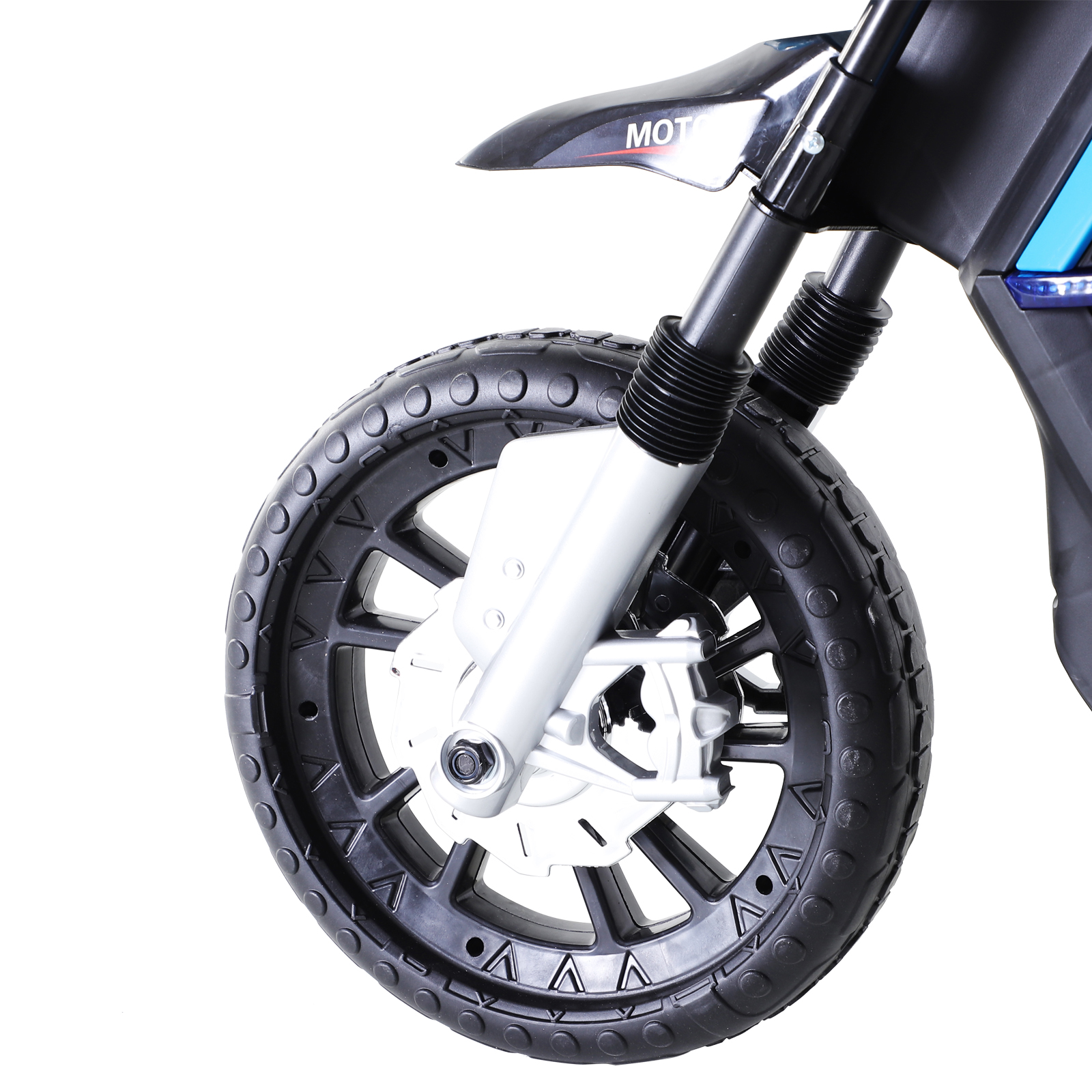 Primo piano di una ruota di moto nera e grigia. Lo pneumatico è strutturato e i freni sono visibili.