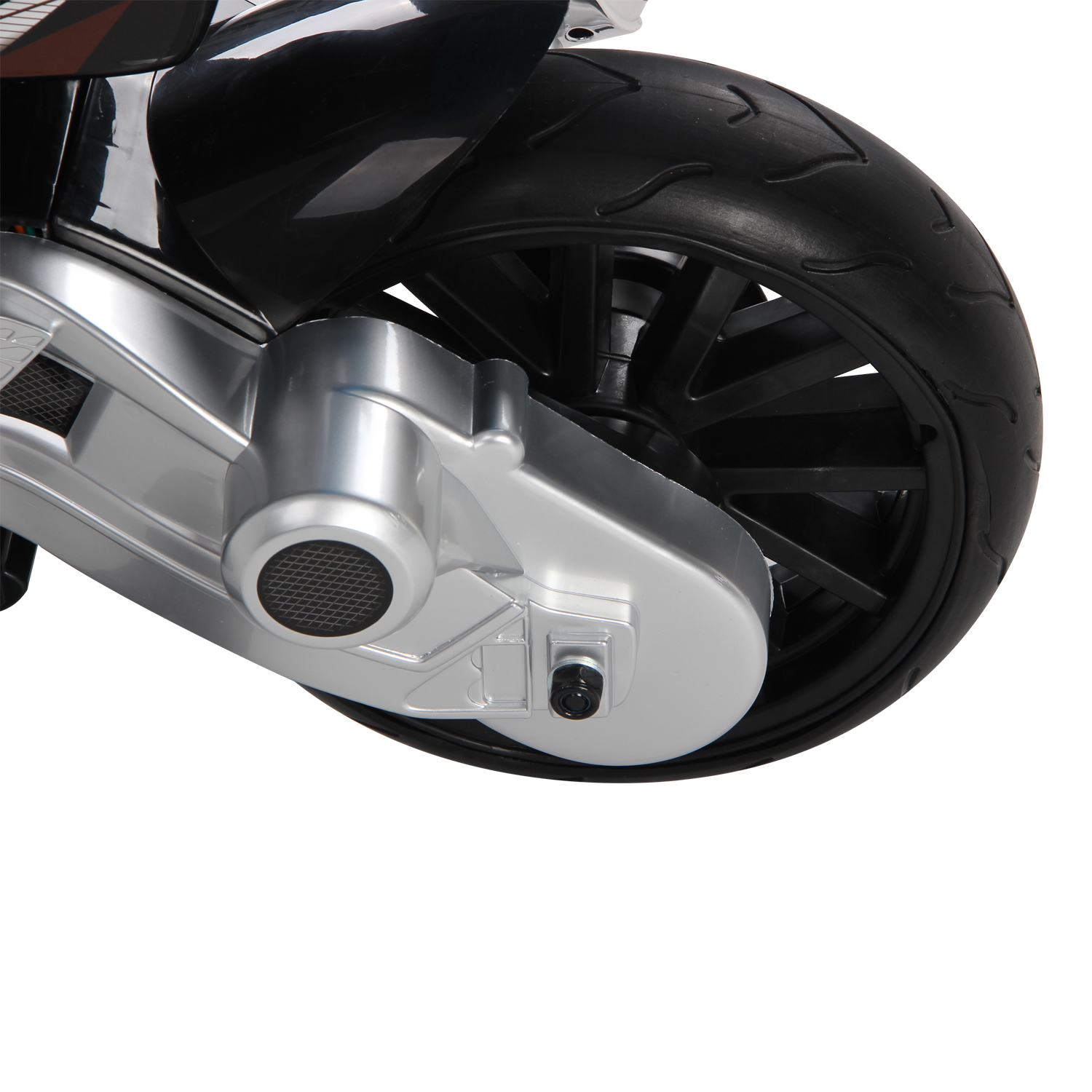 Primo piano di una ruota di moto e del carter motore argentato. Pneumatico nero su sfondo bianco.