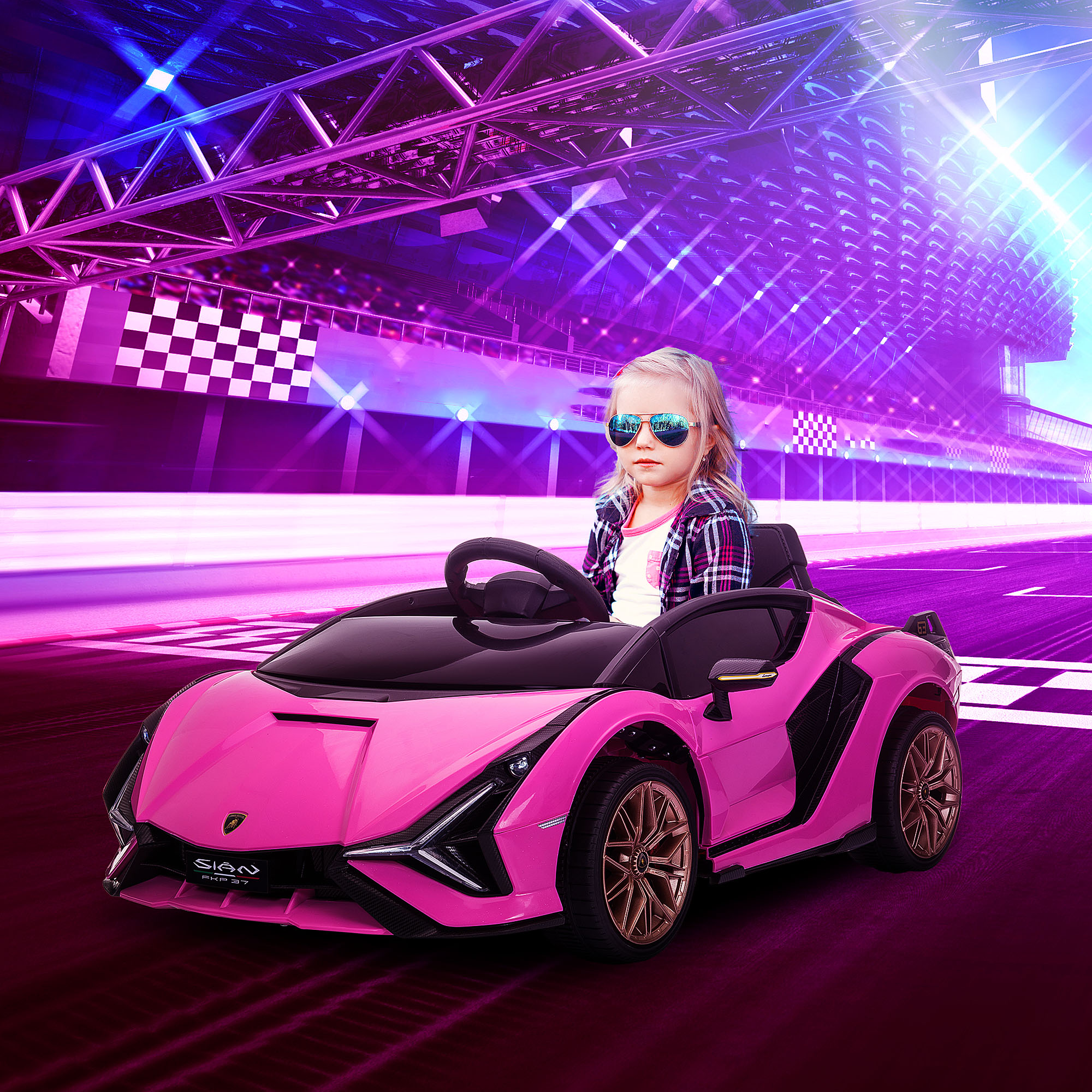 Una ragazza in macchina rosa con occhiali da sole, che corre su una pista.
